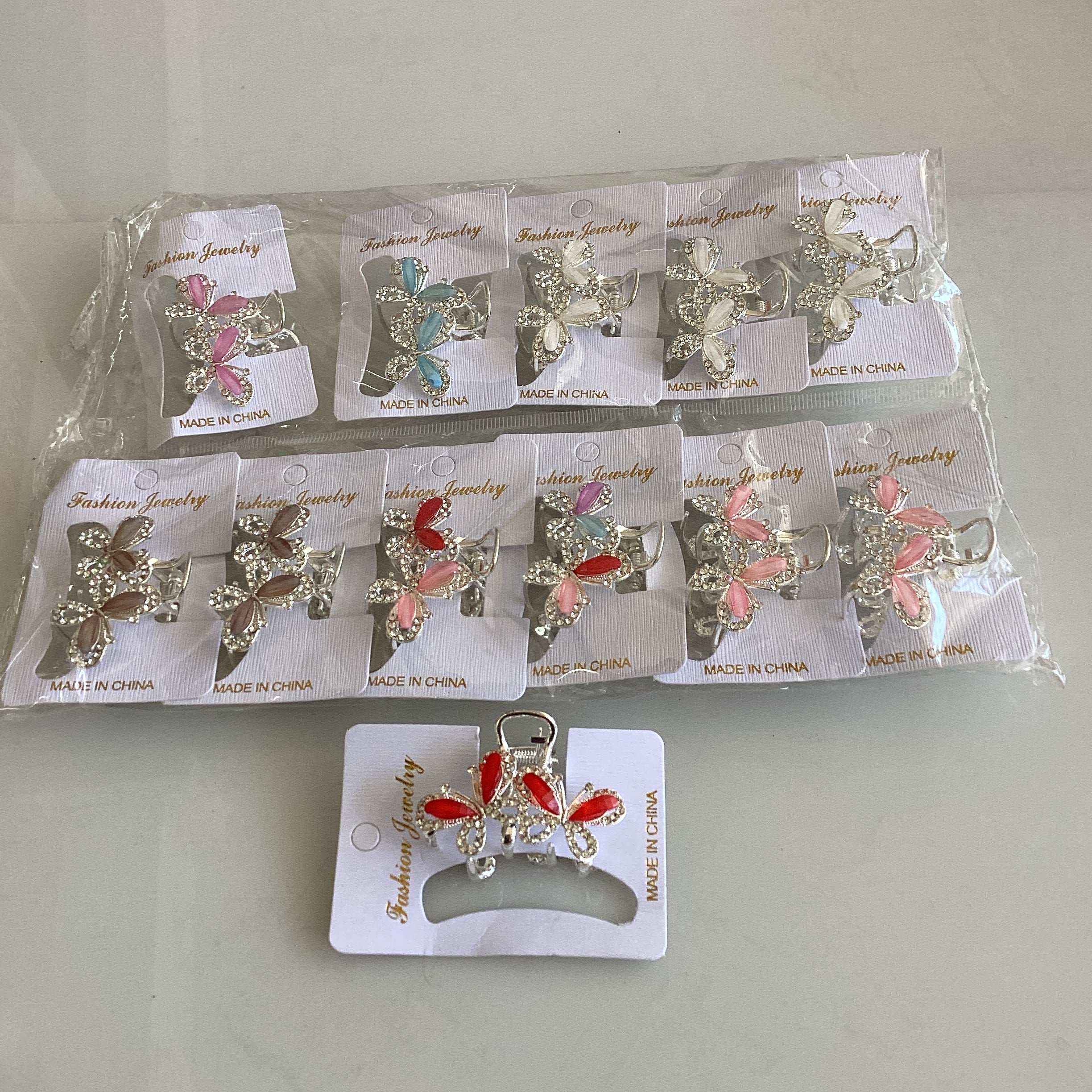 PINZA METÁLICA DECORADA CON PIEDRERIA DE FANTASÍA 5 CM POR MAYOREO