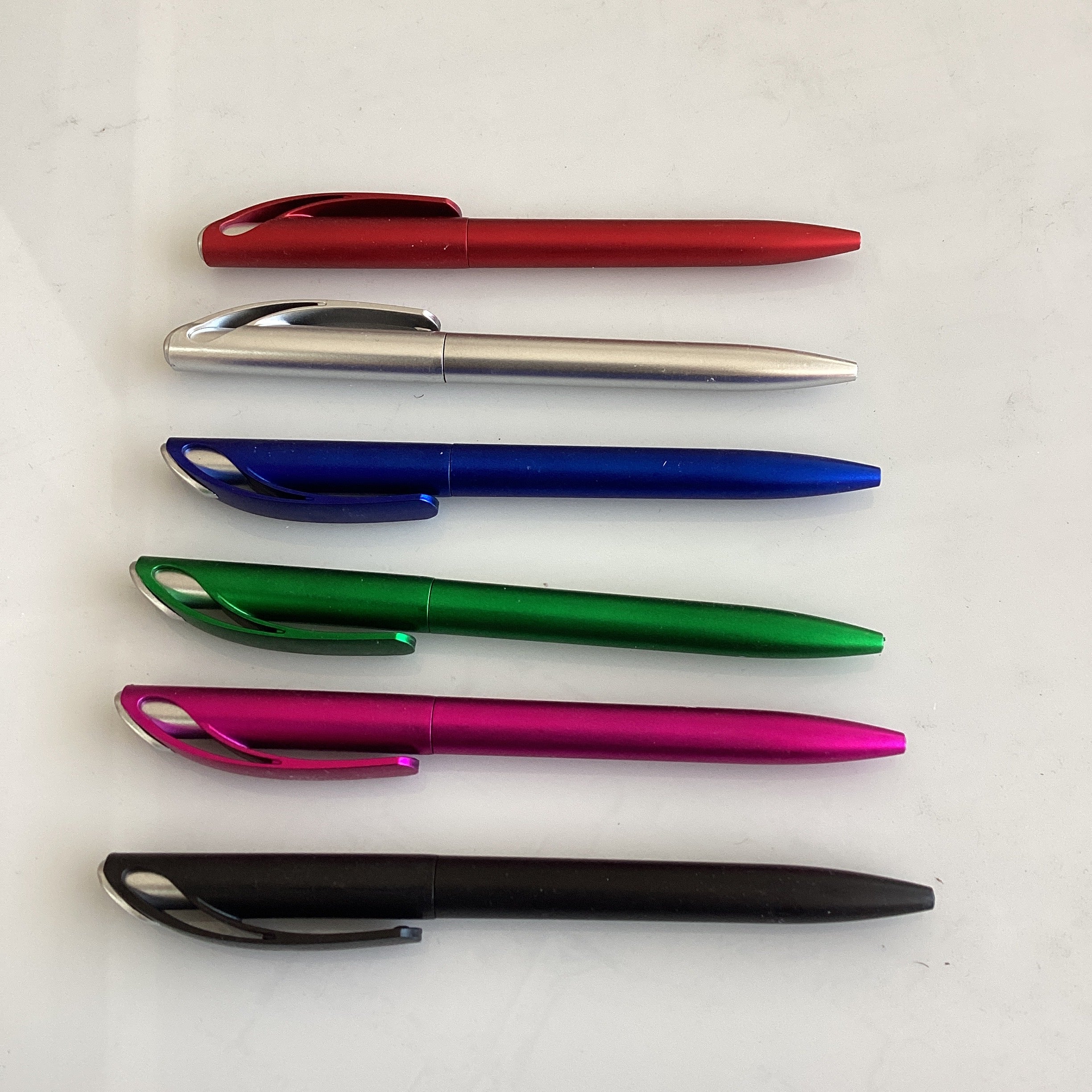 PLUMA PUNTA NORMAL TINTA NEGRA SURTIDO EN COLORES POR MAYOREO