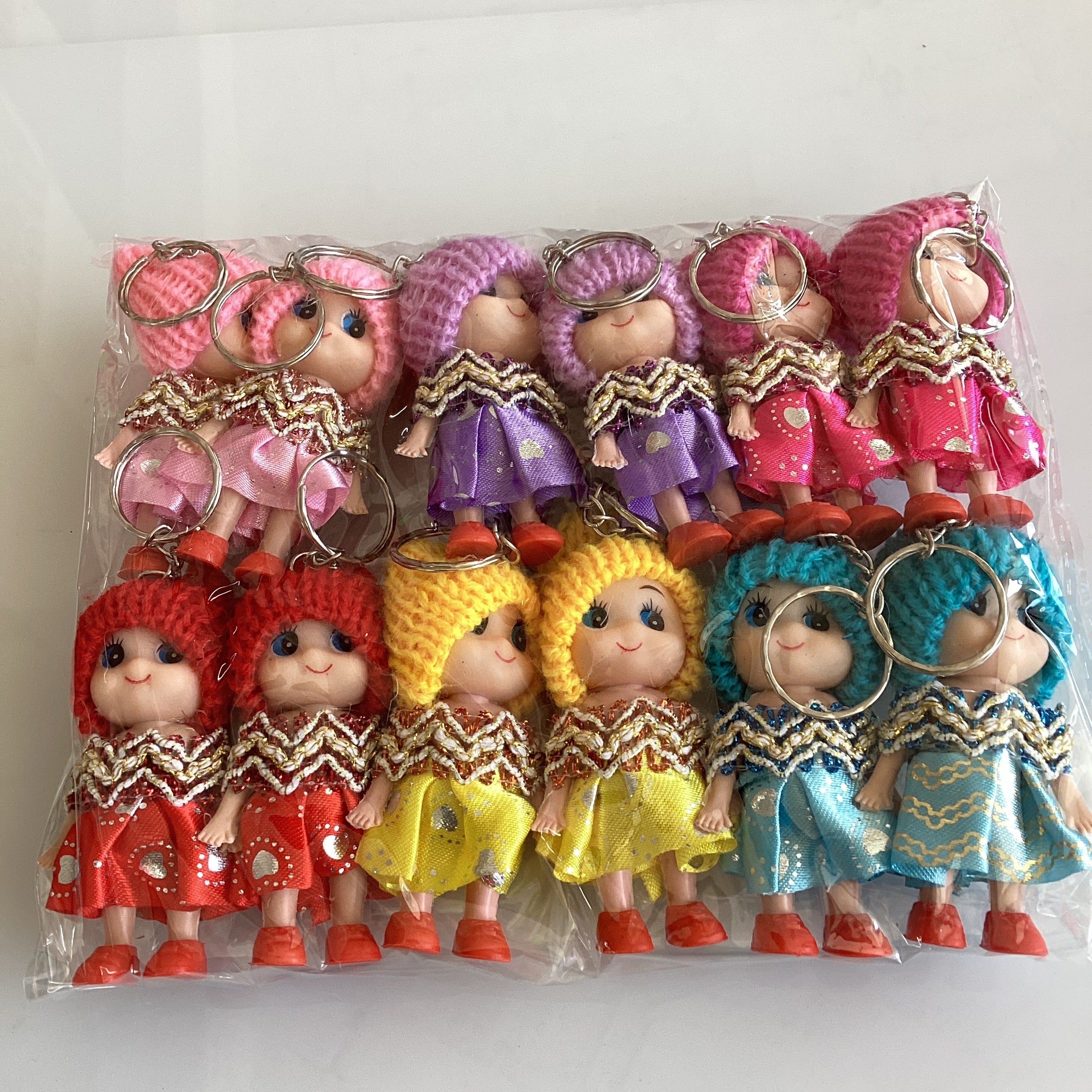 LLAVERO MUÑECA CON GORRO 7.5 CM SURTIDO EN COLORES POR MAYOREO