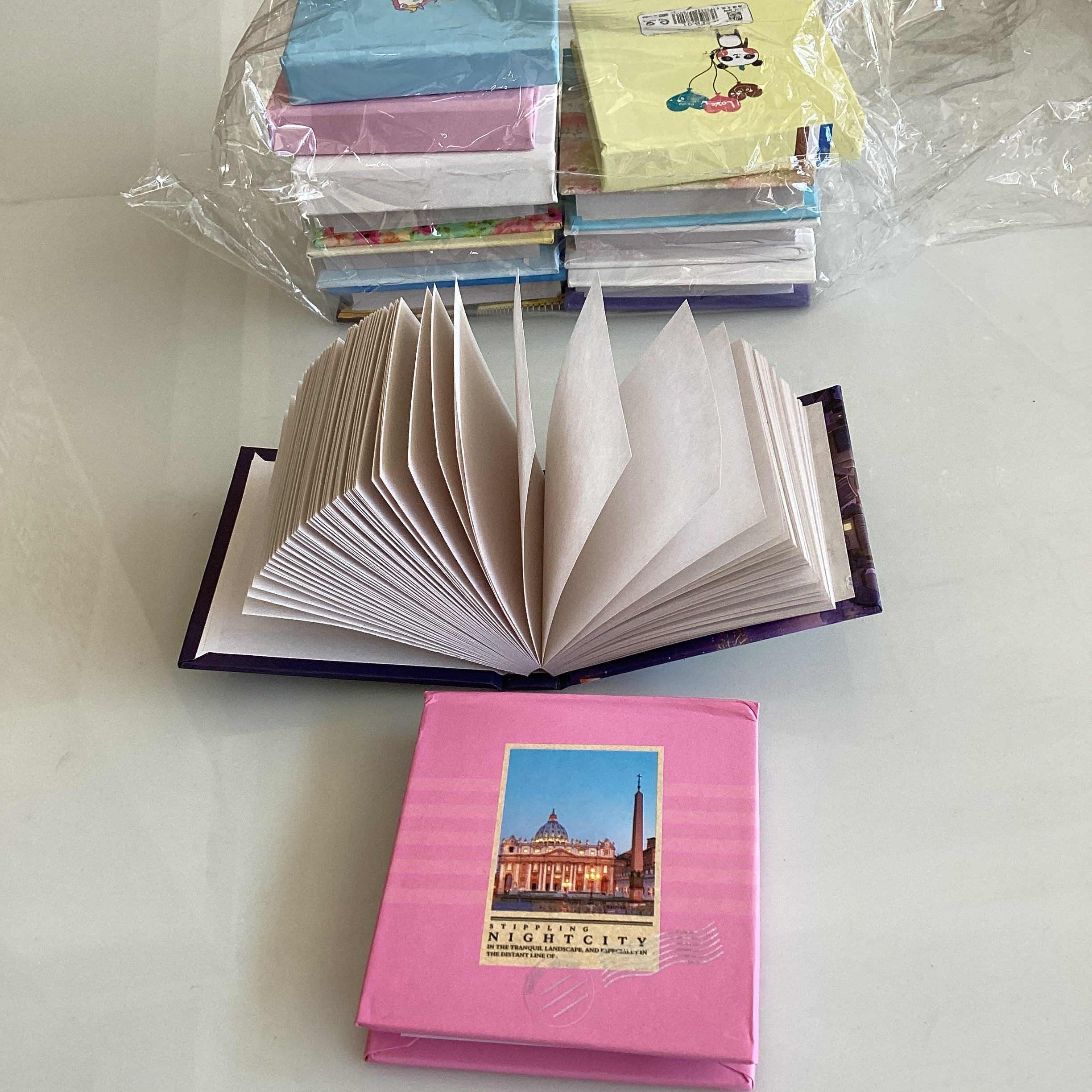 LIBRETA PASTA DURA SURTIDA EN DISEÑOS Y COLORES POR MAYOREO