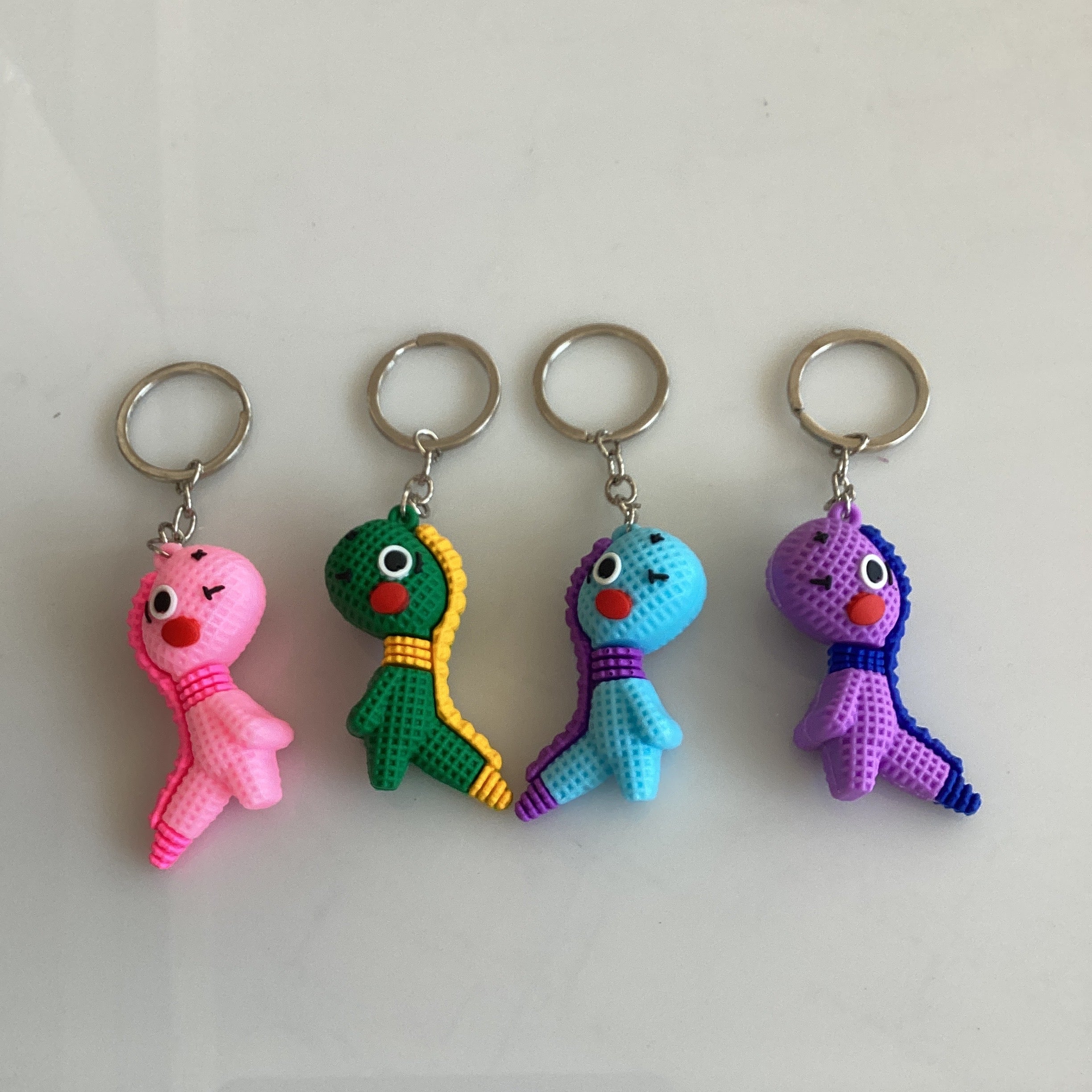 LLAVERO DE GOMA MUÑECA 5 CM SURTIDO EN COLORES POR MAYOREO