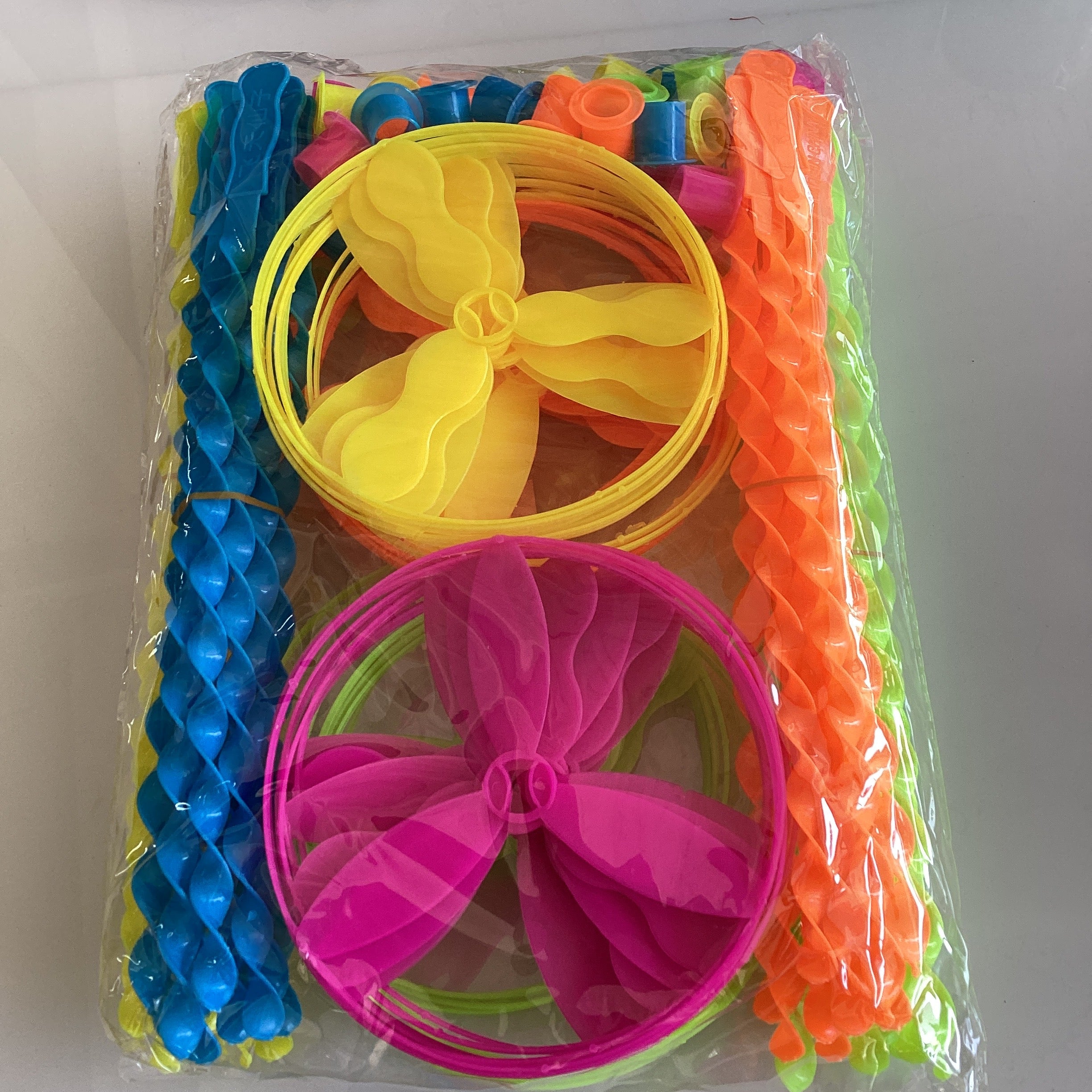 JUGUETE HÉLICE DE PLÁSTICO 13 CM SURTIDO EN COLORES POR MAYOREO