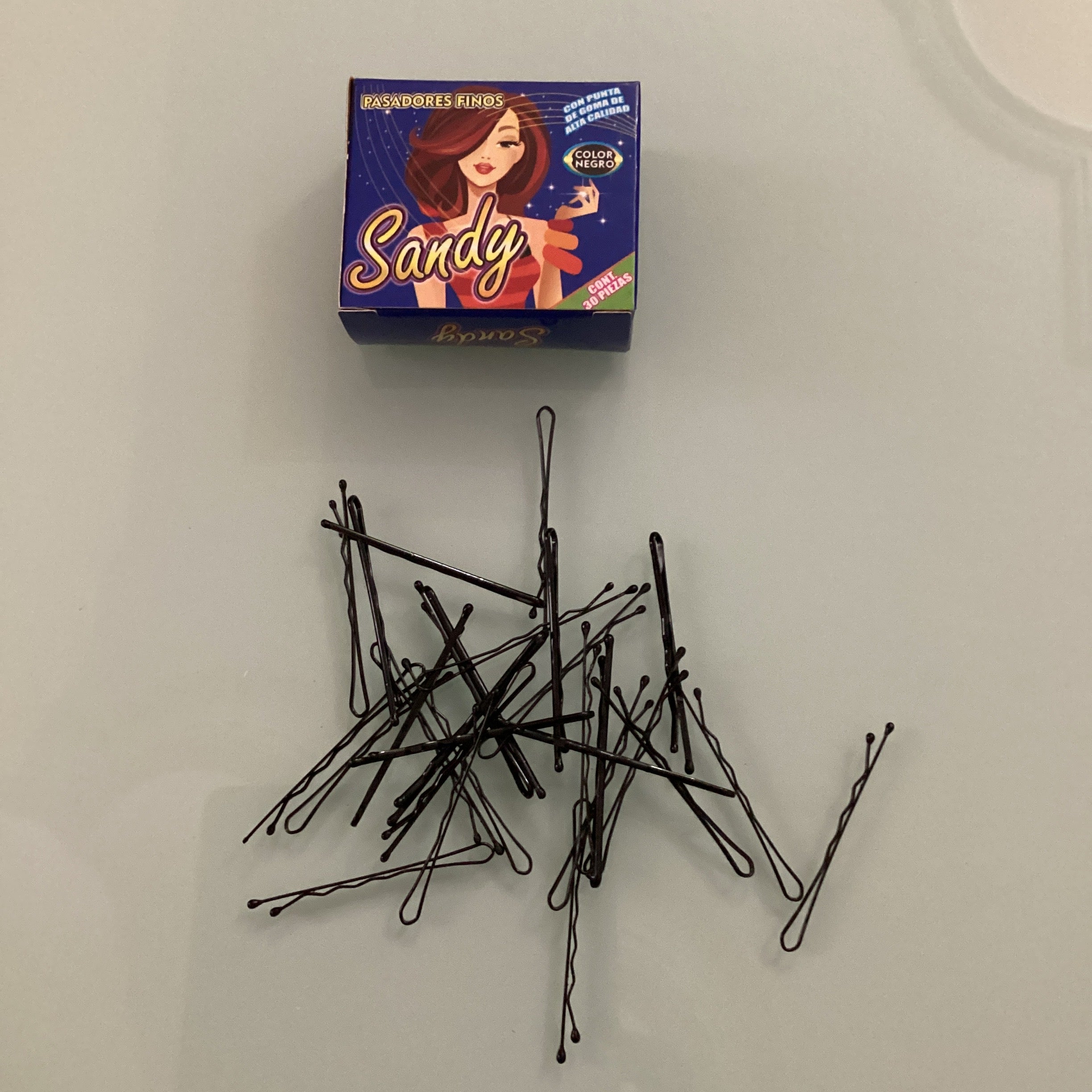 PASADOR SANDY CON 30 PZAS , CON GOMA DE ALTA CALIDAD COLOR NEGRO EN CAJITA AZUL POR MAYOREO