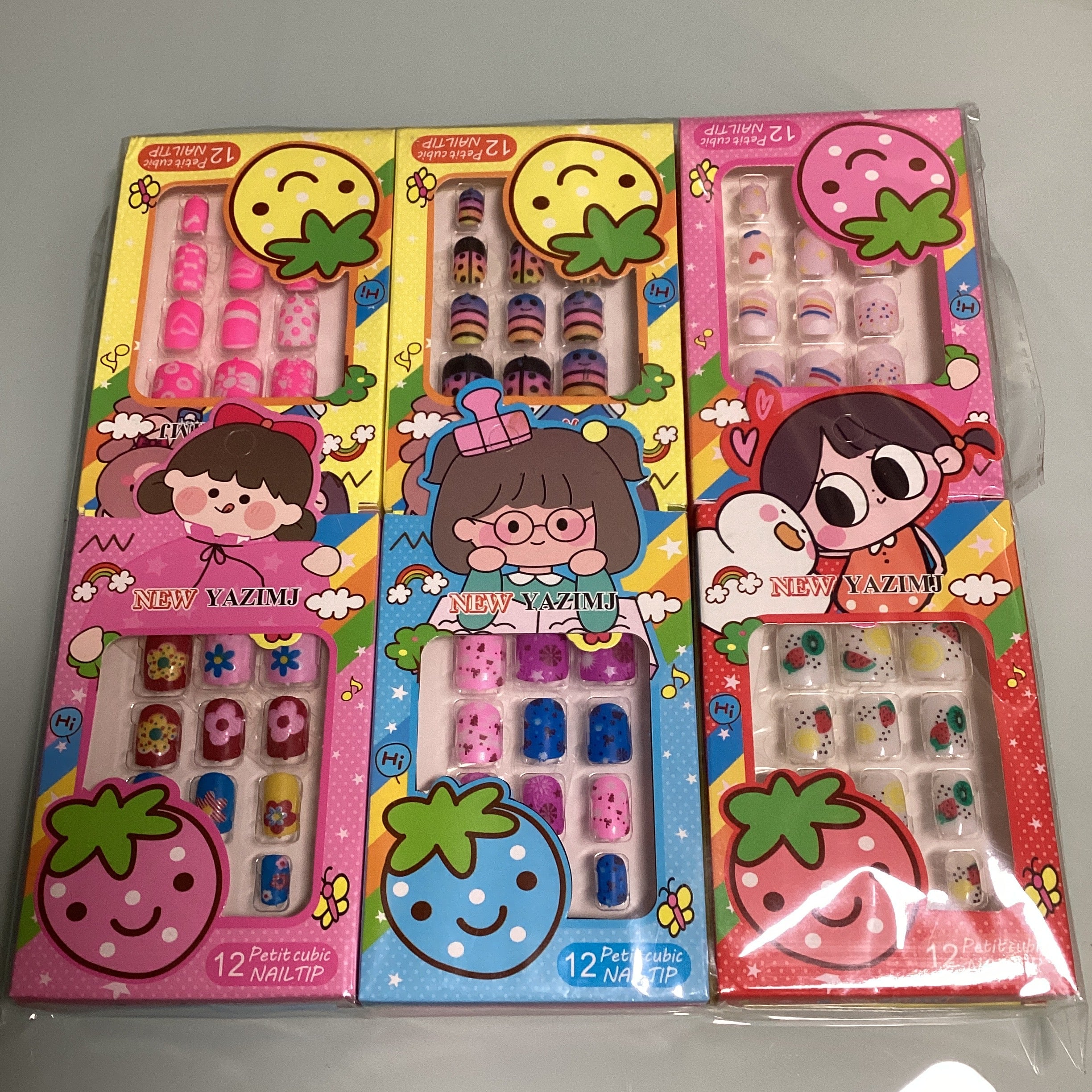 UÑAS POSTIZAS INFANTILES CON PEGAMENTO EN  SURTIDAS EN DISEÑOS Y COLORES POR MAYOREO
