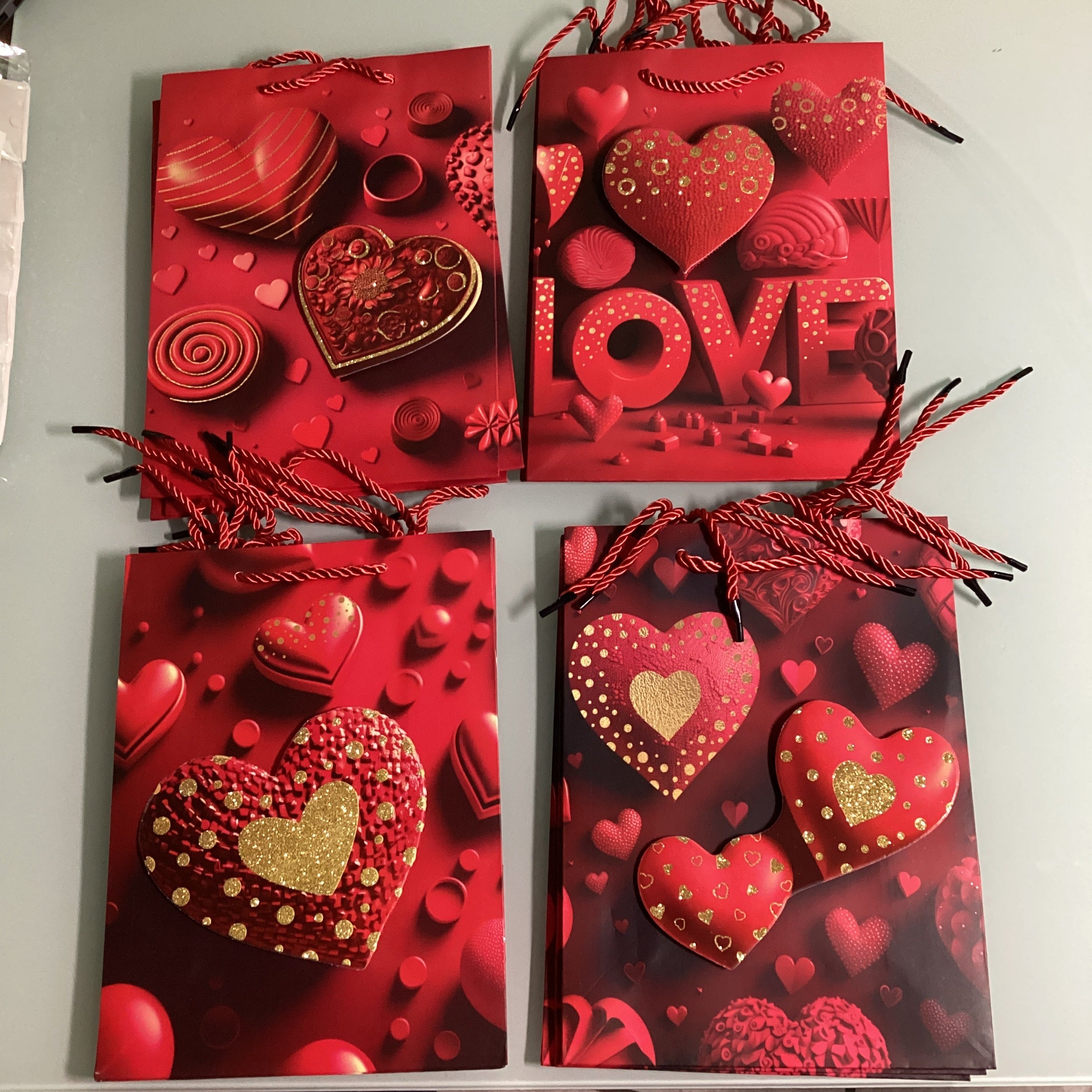 BOLSA DE REGALO CHICA 24X18 CM DE PRIMERA CALIDAD DISEÑOS 3D SURTIDOS CON MOTIVOS DE AMOR POR MAYOREO