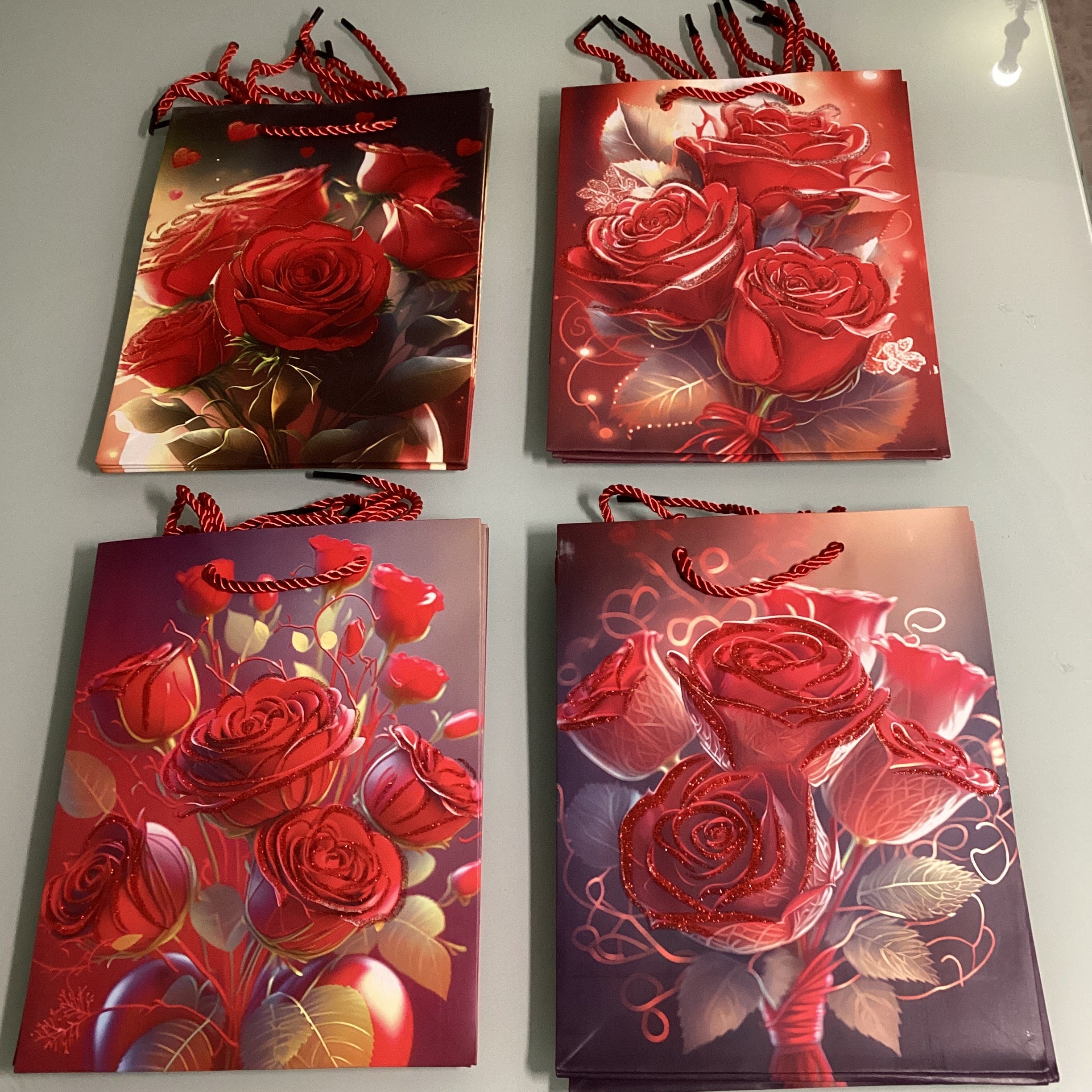 BOLSA DE REGALO CHICA 24X18 CM DE PRIMERA CALIDAD DISEÑOS  SURTIDOS CON MOTIVOS DE AMOR POR MAYOREO