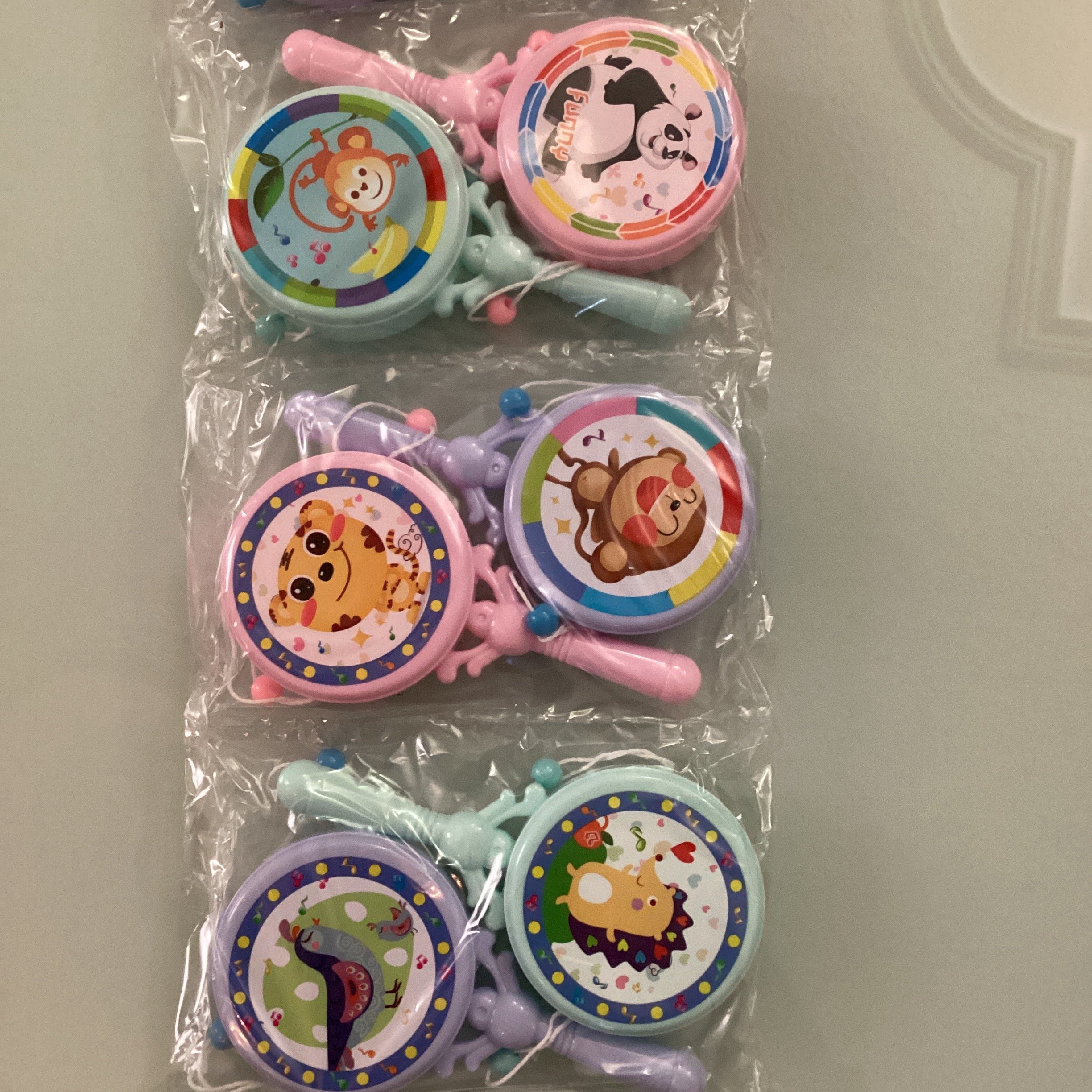 SONAJA TIPO TAMBOR PARA NIÑO Y NIÑA DE 14.5 CM SURTIDO EN COLORES Y DISEÑOS POR MAYOREO