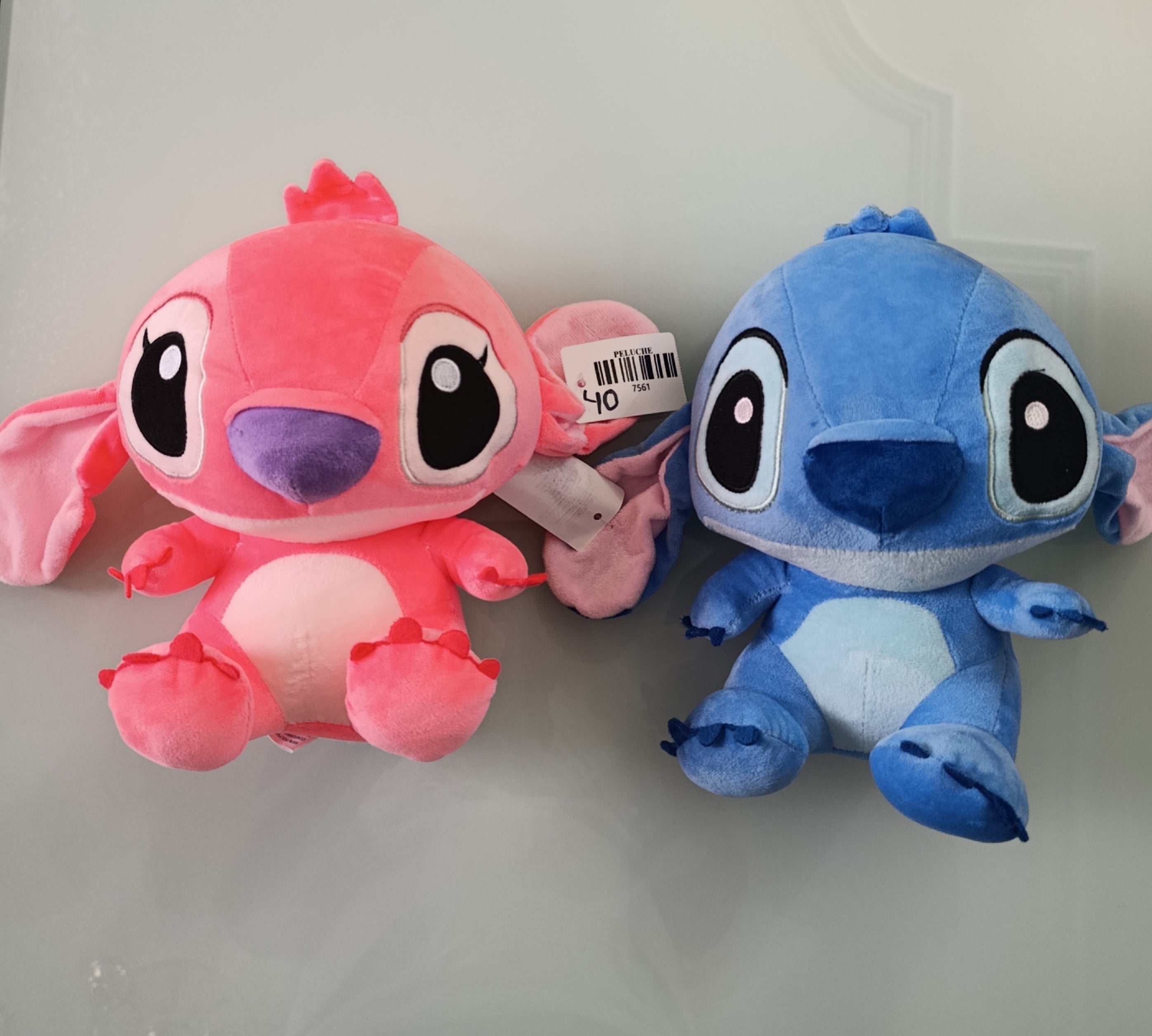 PELUCHE DE STITCH DE 27 CM ALTO X 37 CM ANCHO EN DOS COLORES POR MAYOREO
