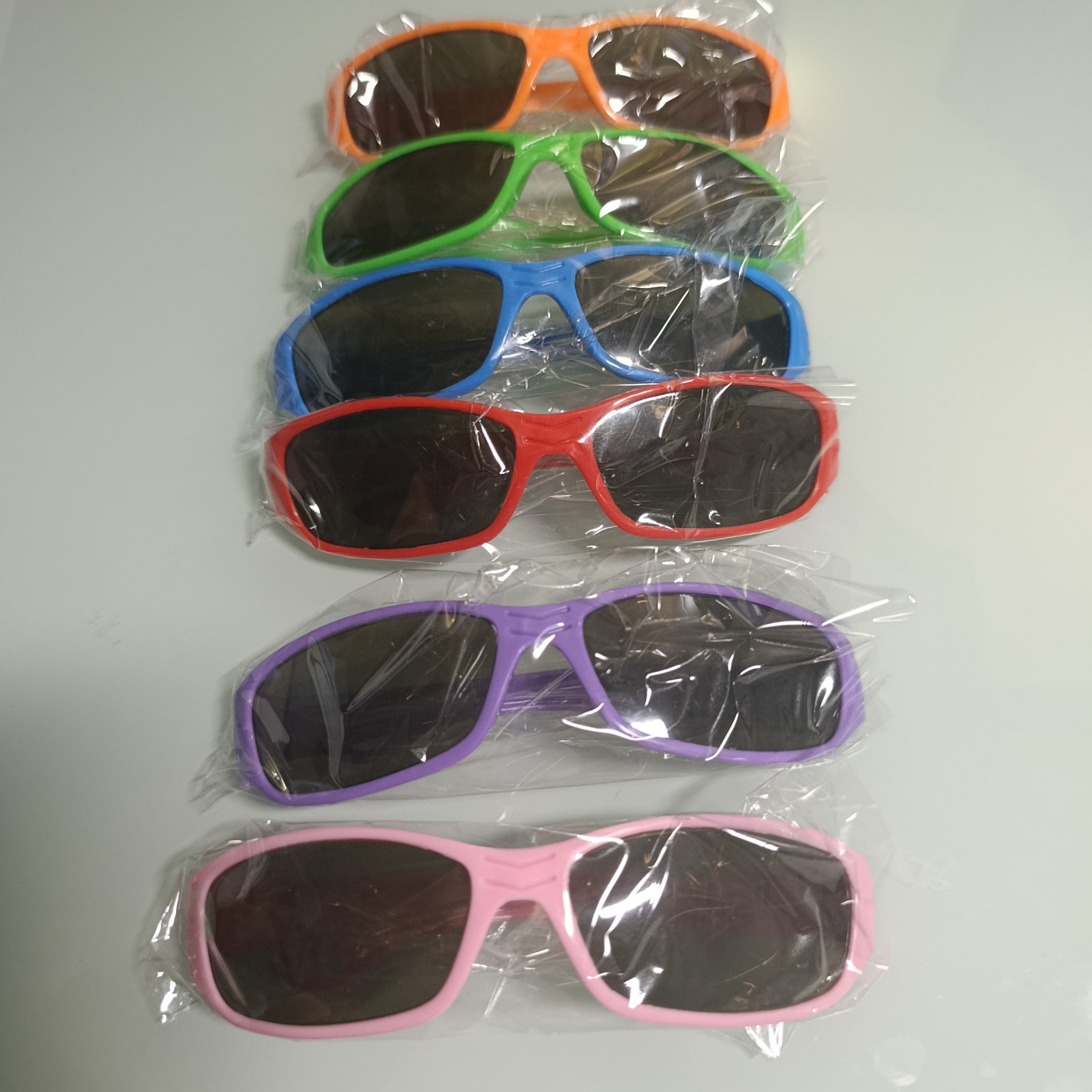LENTES DE SOL INFANTILES DISEÑO DEPORTIVO SURTIDO EN COLORES POR MAYOREO