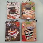 BOLSA DE REGALO 24X18 CM SURTIDO EN DISEÑOS 3D MOTIVOS DE GRADUACION POR MAYOREO