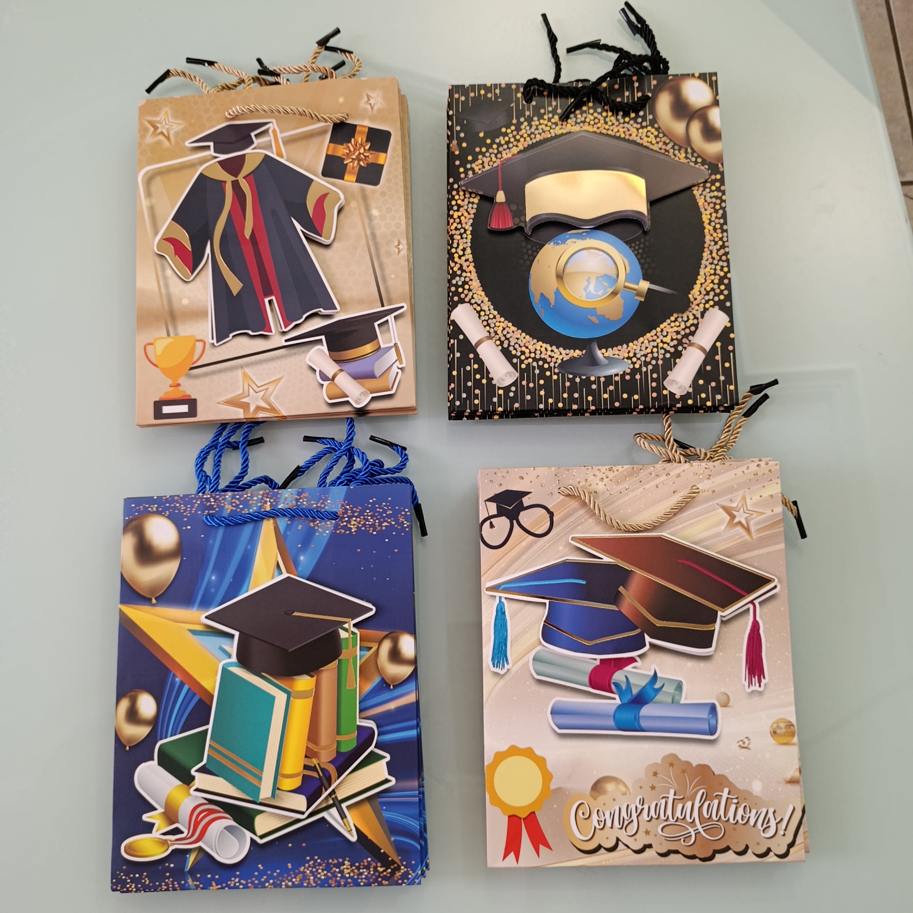 BOLSA DE REGALO 24X18 CM SURTIDO EN DISEÑOS 3D MOTIVOS DE GRADUACION POR MAYOREO