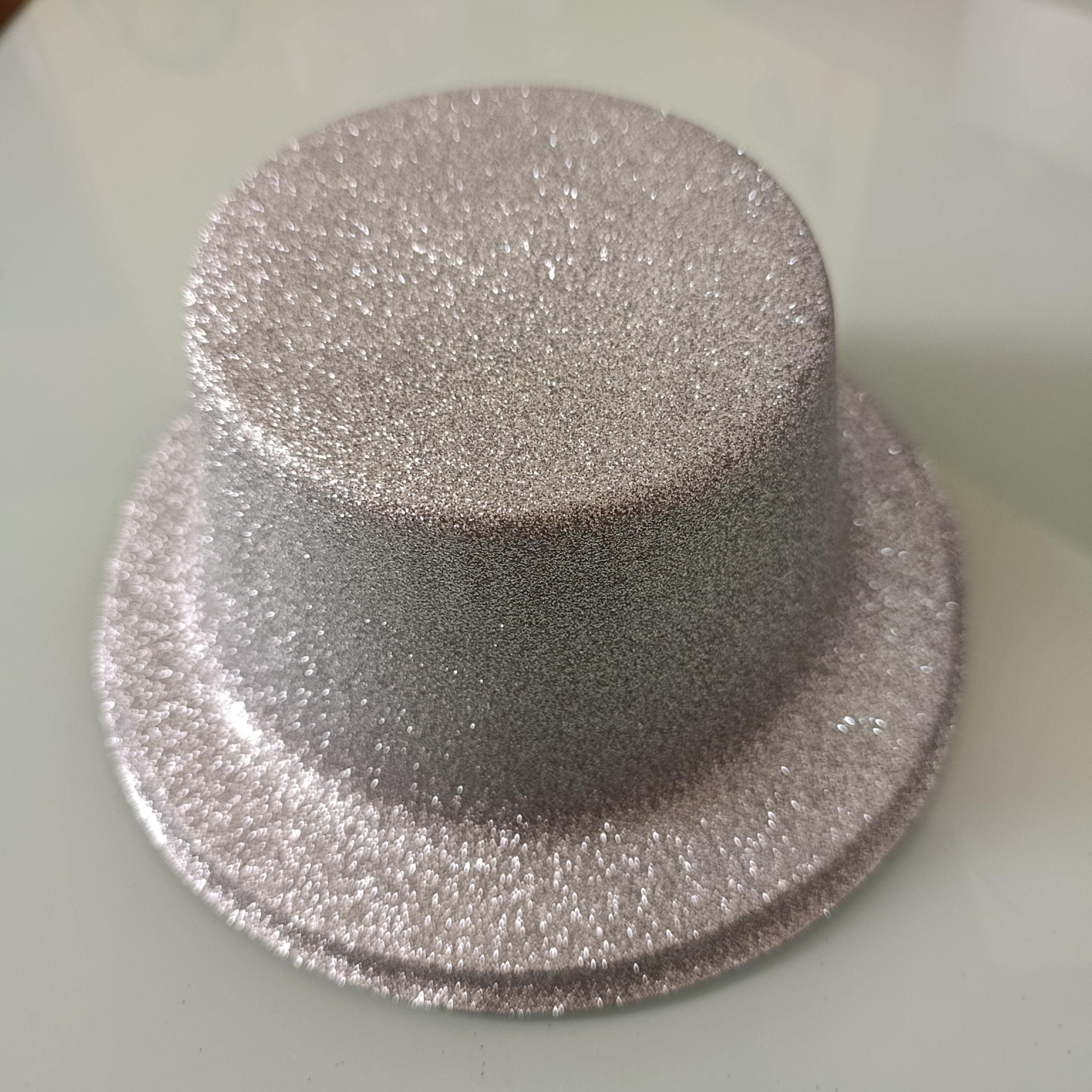 SOMBRERO BOMBIN CON ACABADO METALIZADO Y EFECTO DIAMANTINA POR MAYOREO