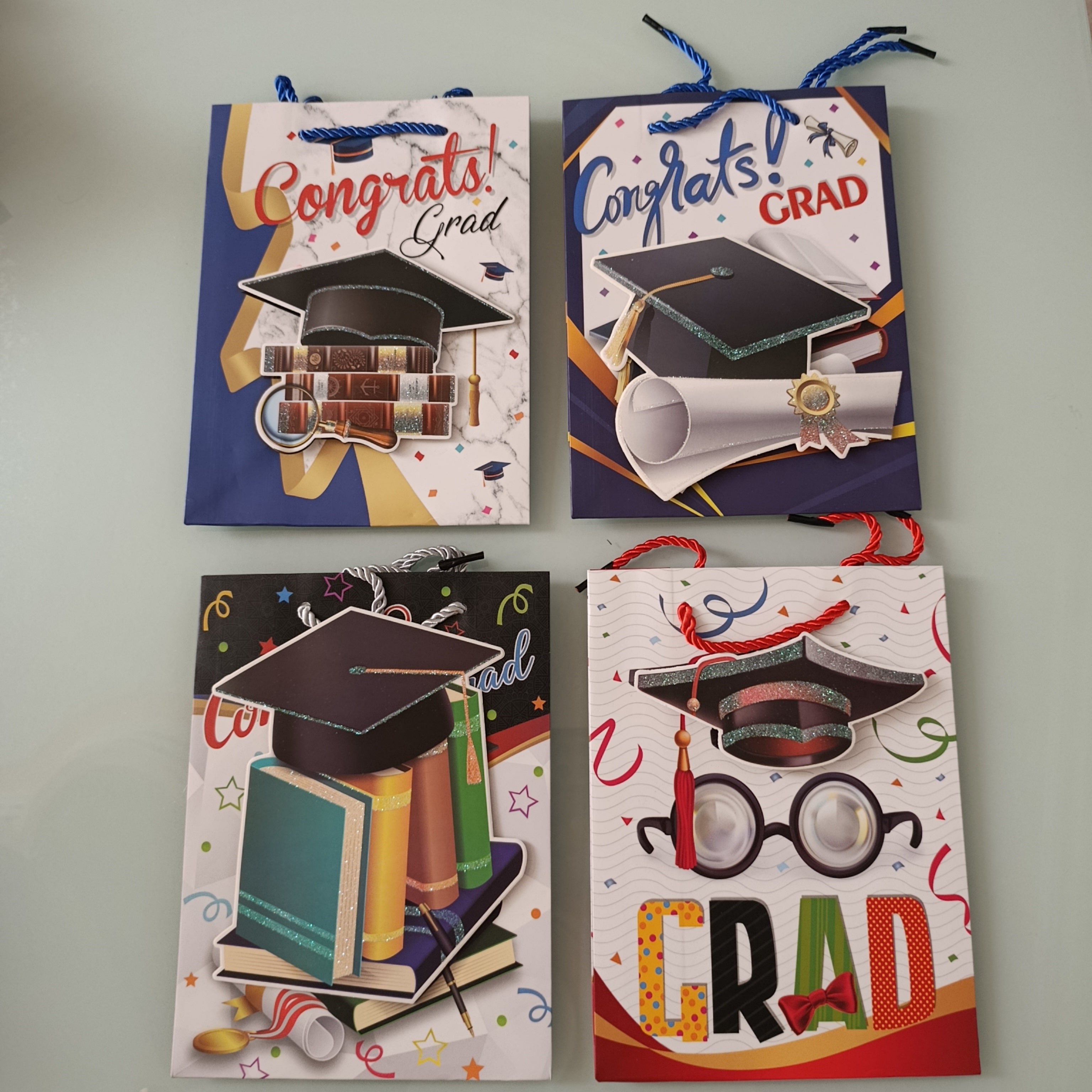 BOLSA DE REGALO CHICA 3D 24X18 CM MOTIVOS GRADUACION SURTIDO EN DISEÑOS PÓR MAYOREO