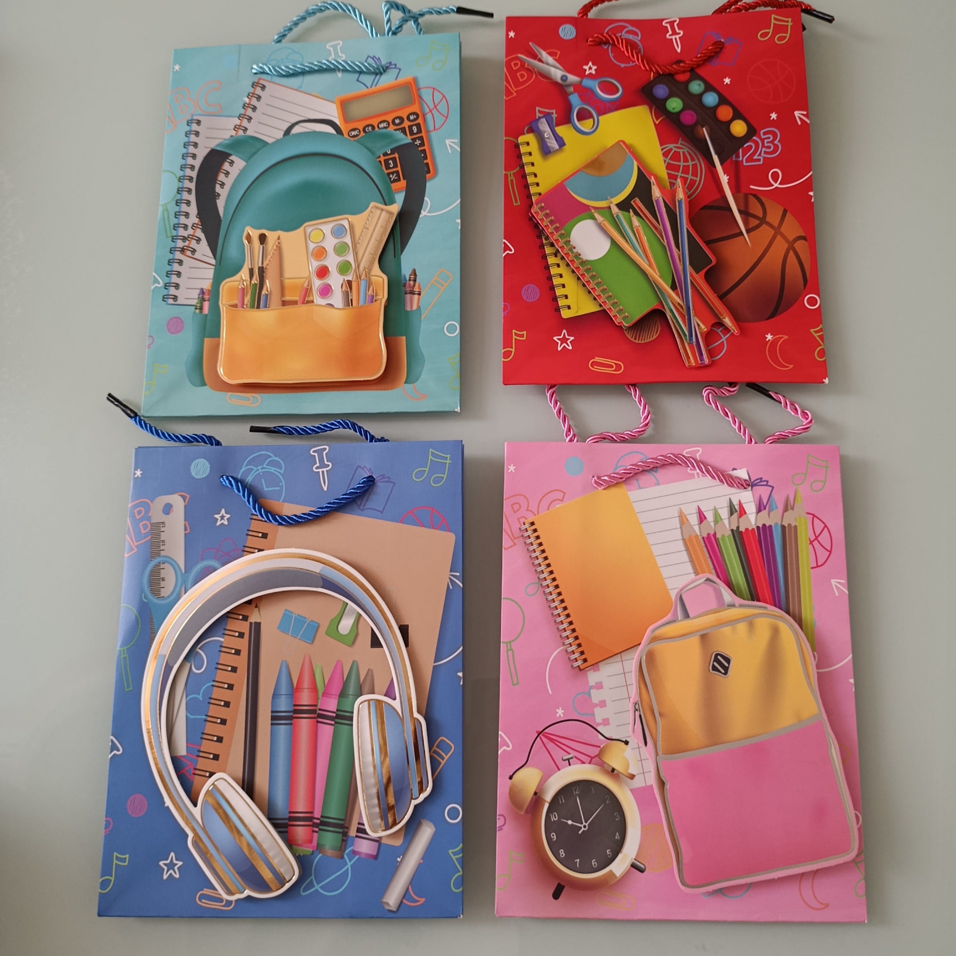 BOLSA PARA REGALO 3D CHICA 24X18 CM SURTIDA EN DISEÑOS DE NIÑA  Y COLORES POR MAYOREO