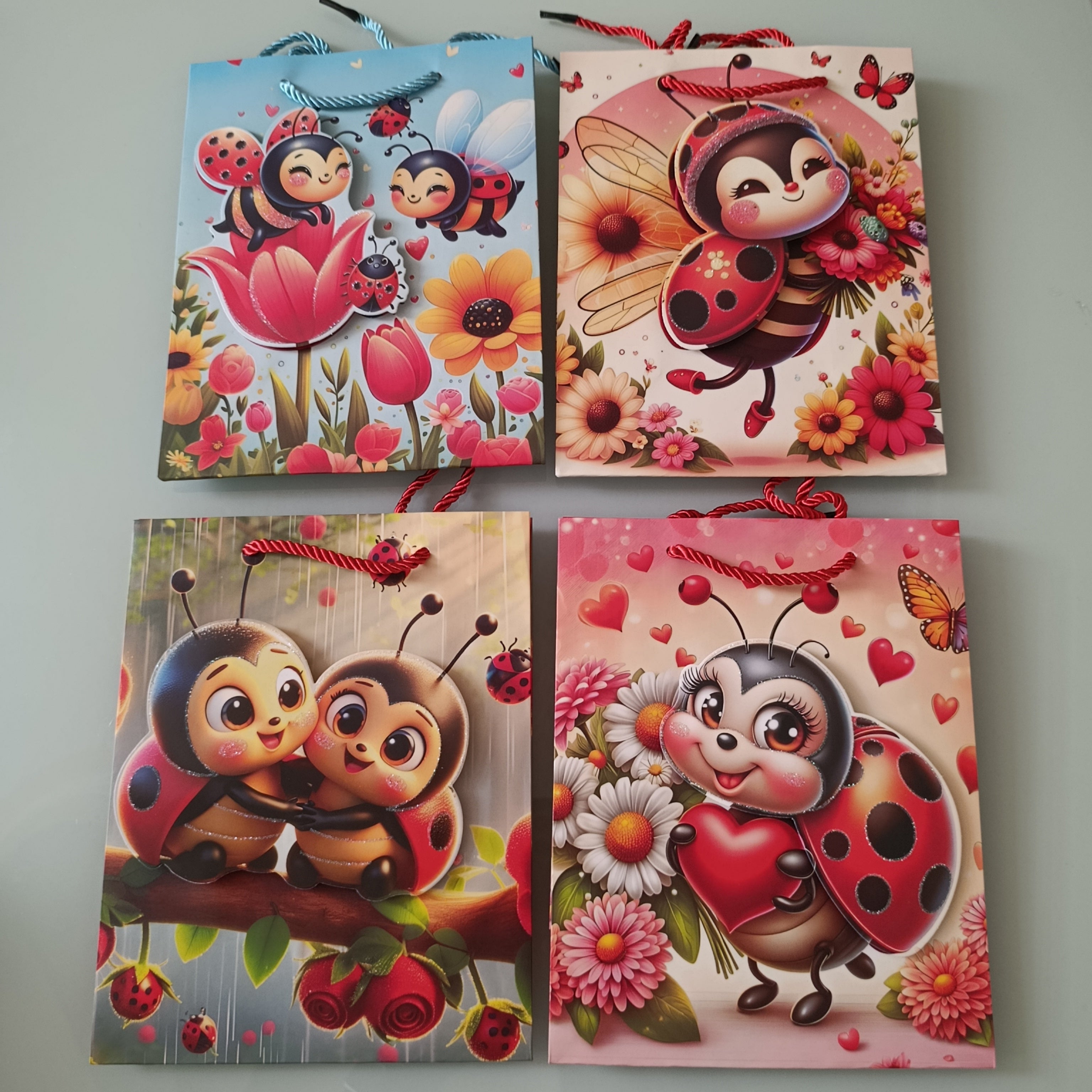 BOLSA PARA REGALO 3D CHICA 24X18 CM SURTIDA EN DISEÑOS DE NIÑA  Y COLORES POR MAYOREO