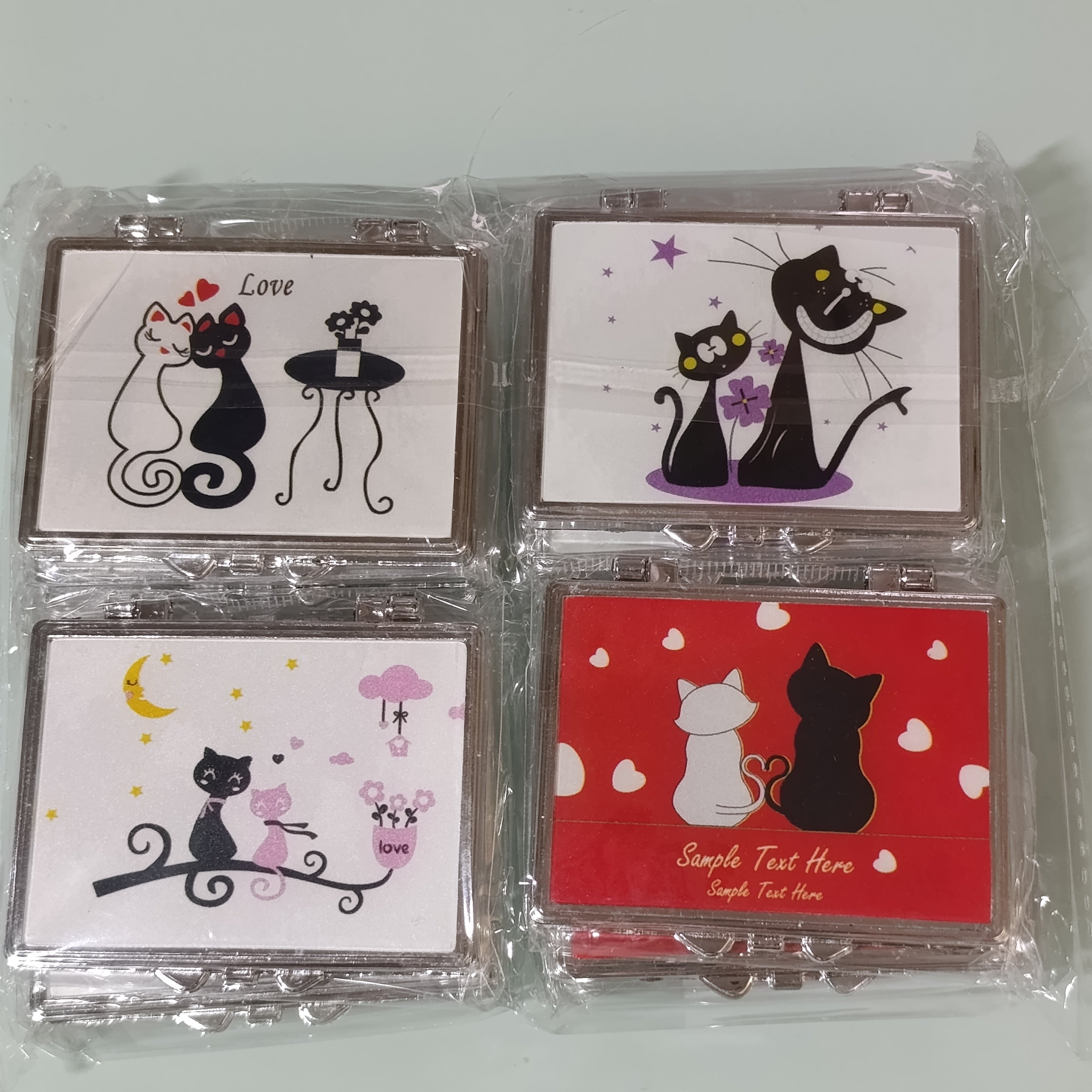 ESPEJO DE BOLSILLO MOTIVOS GATITOS ROMANTICOS SURTIDO EN DISEÑOS Y COLORES POR MAYOREO