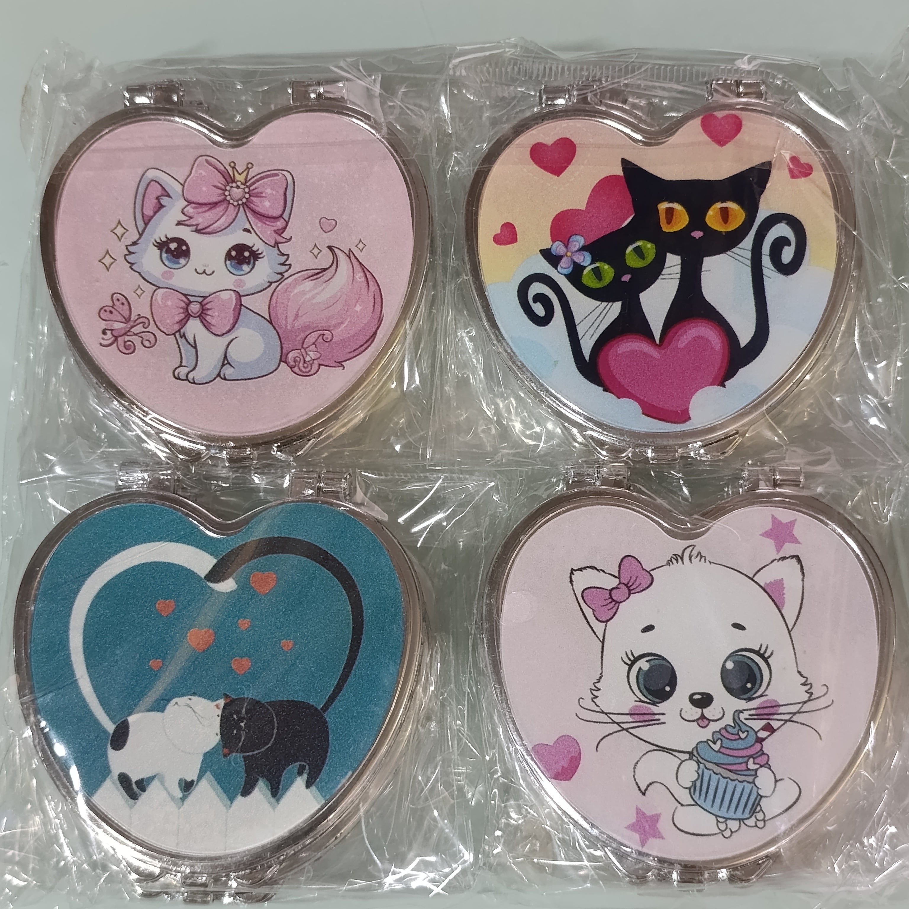 ESPEJO DE BOLSILLO MOTIVOS GATITOS ROMANTICOS SURTIDO EN DISEÑOS Y COLORES POR MAYOREO