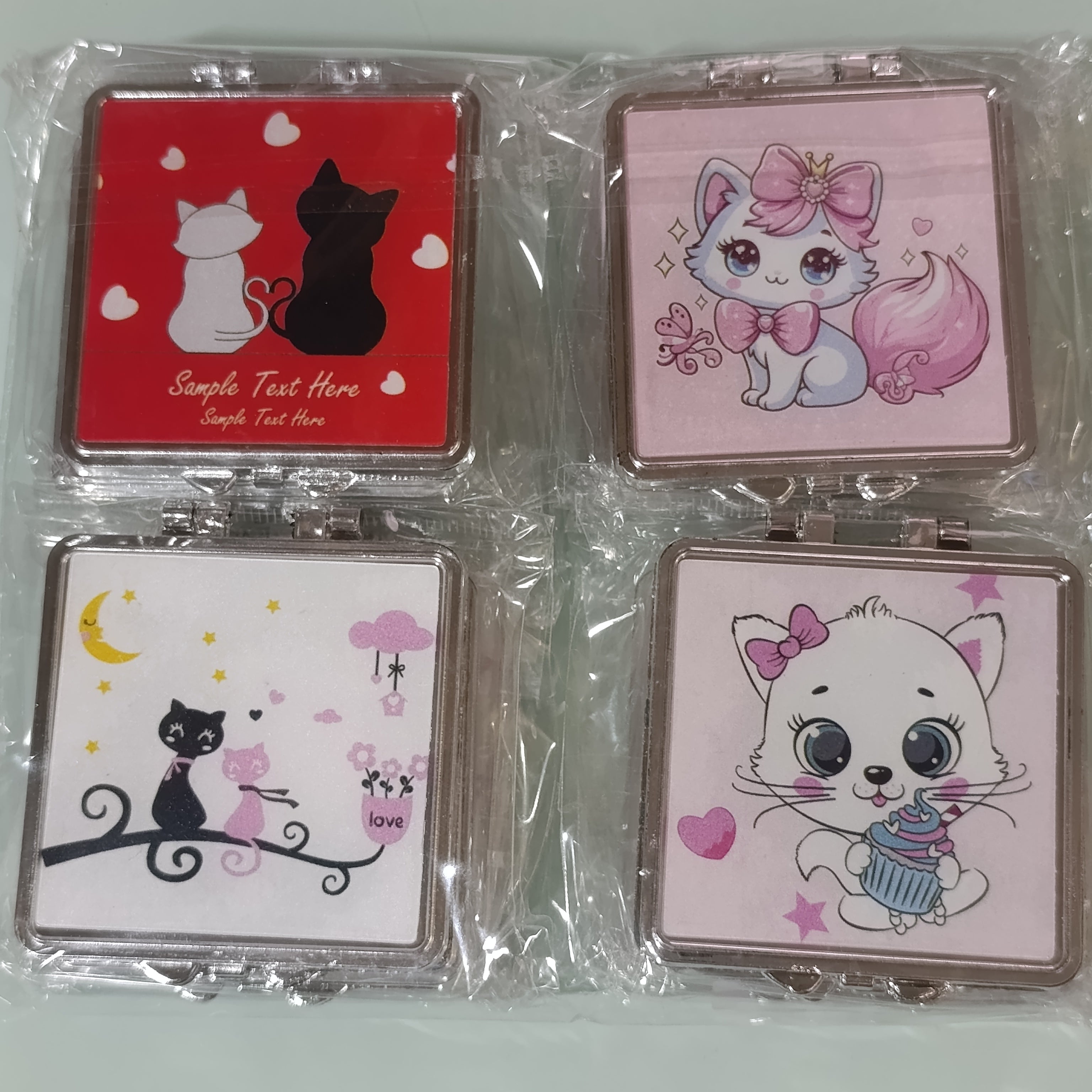 ESPEJO DE BOLSILLO MOTIVOS GATITOS ROMANTICOS SURTIDO EN DISEÑOS Y COLORES POR MAYOREO