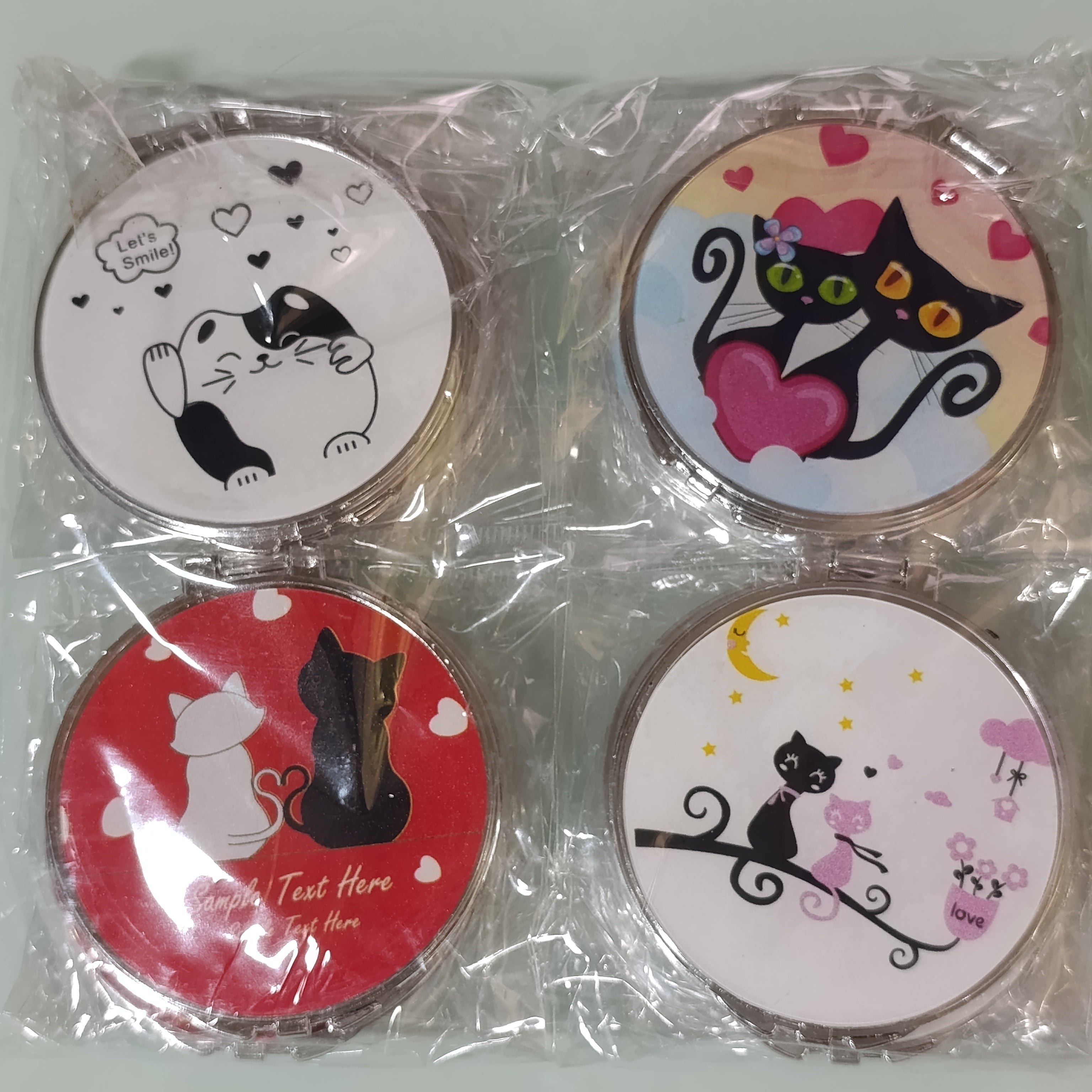 ESPEJO DE BOLSILLO MOTIVOS GATITOS ROMANTICOS SURTIDO EN DISEÑOS Y COLORES POR MAYOREO