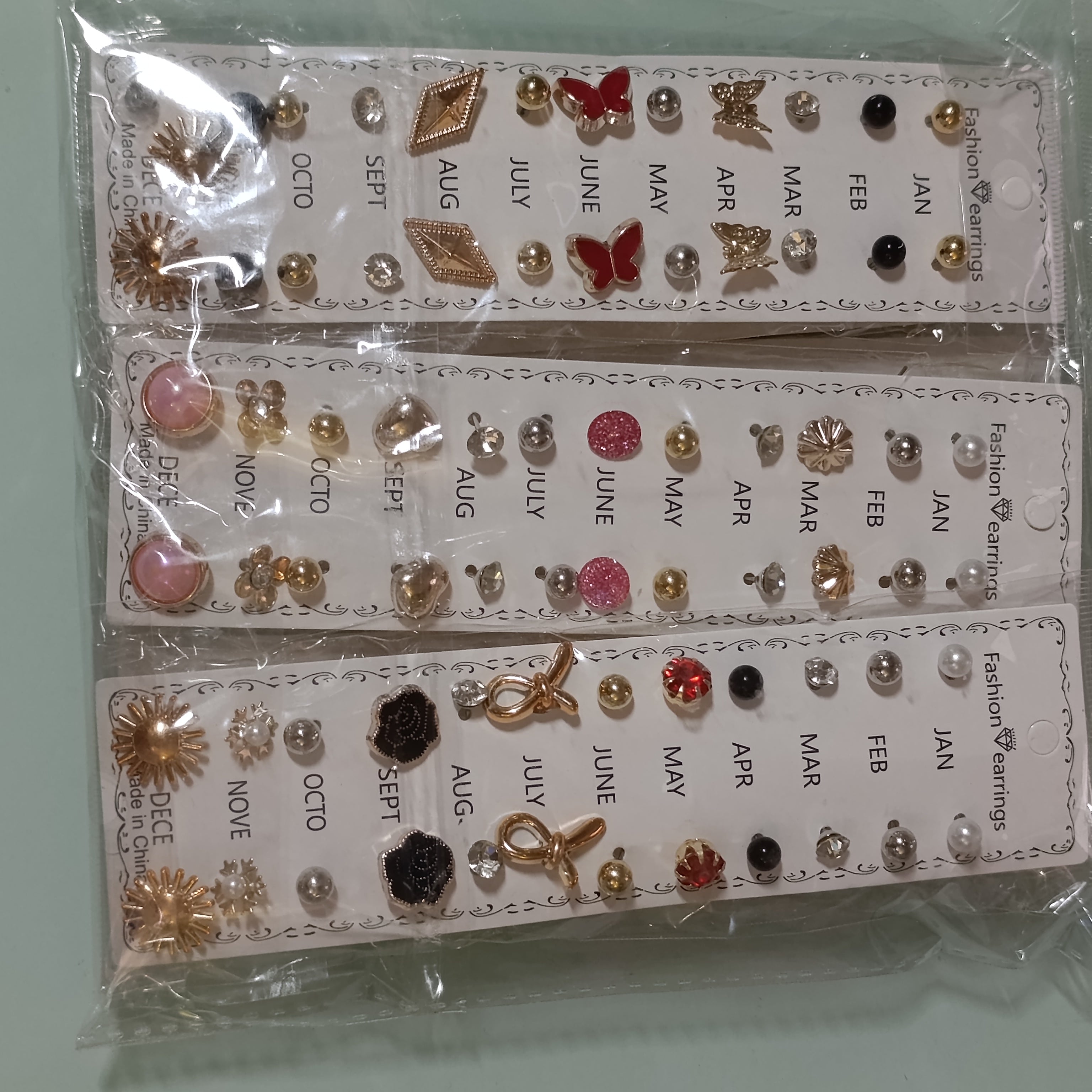 ARETES EN BLISTER CON 12 PARES SURTIDOS EN DISEÑOS POR MAYOREO
