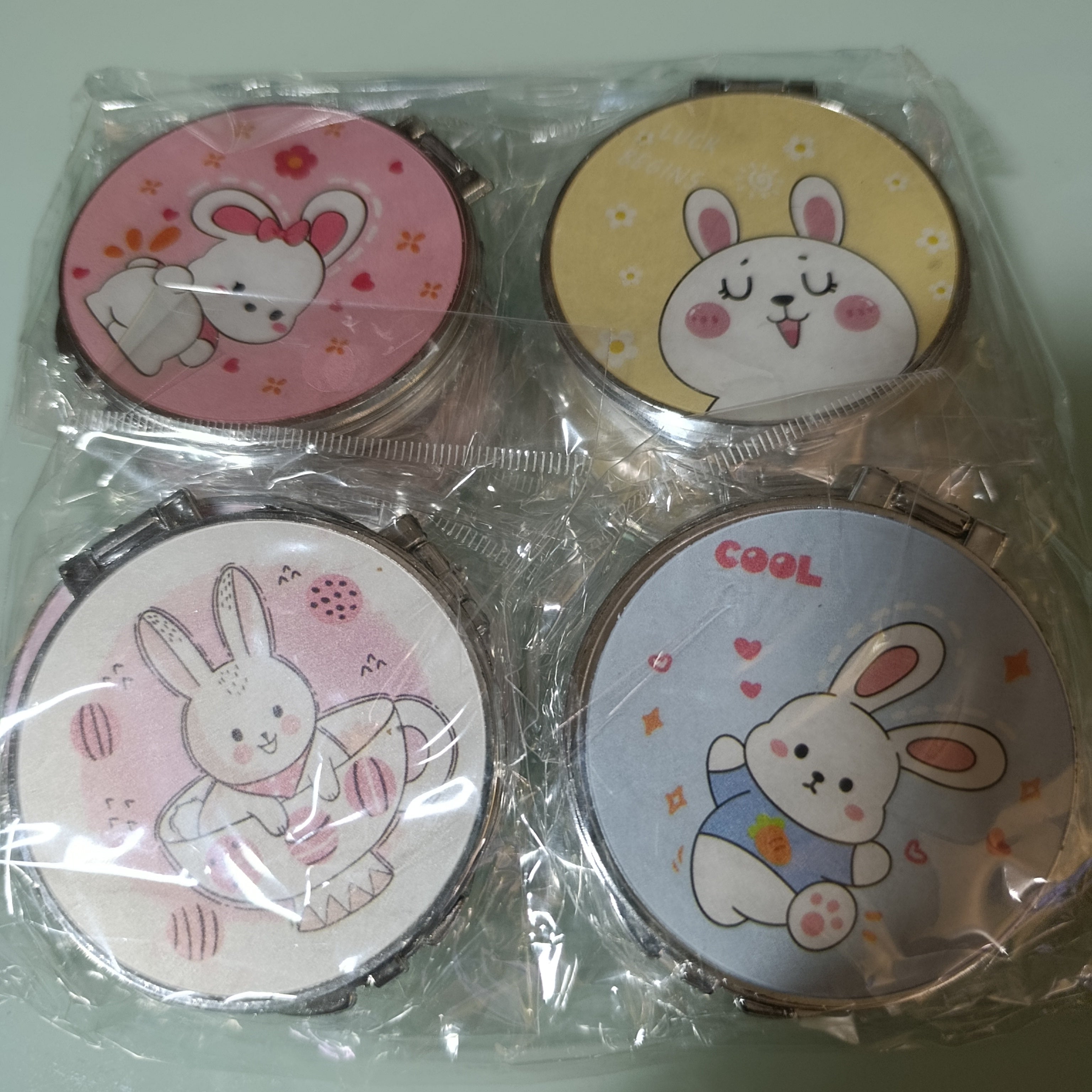 ESPEJO DE BOLSILLO MOTIVOS CONEJITOS SURTIDO EN DISEÑOS Y COLORES POR MAYOREO