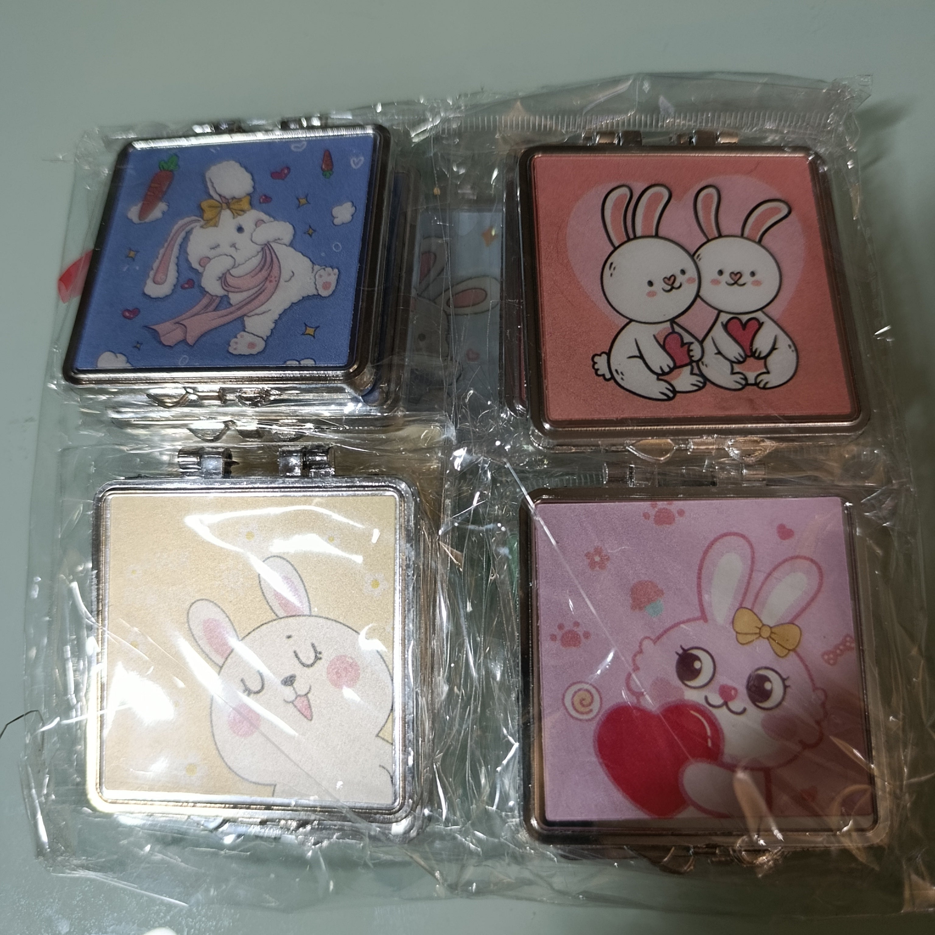 ESPEJO DE BOLSILLO MOTIVOS CONEJITOS SURTIDO EN DISEÑOS Y COLORES POR MAYOREO