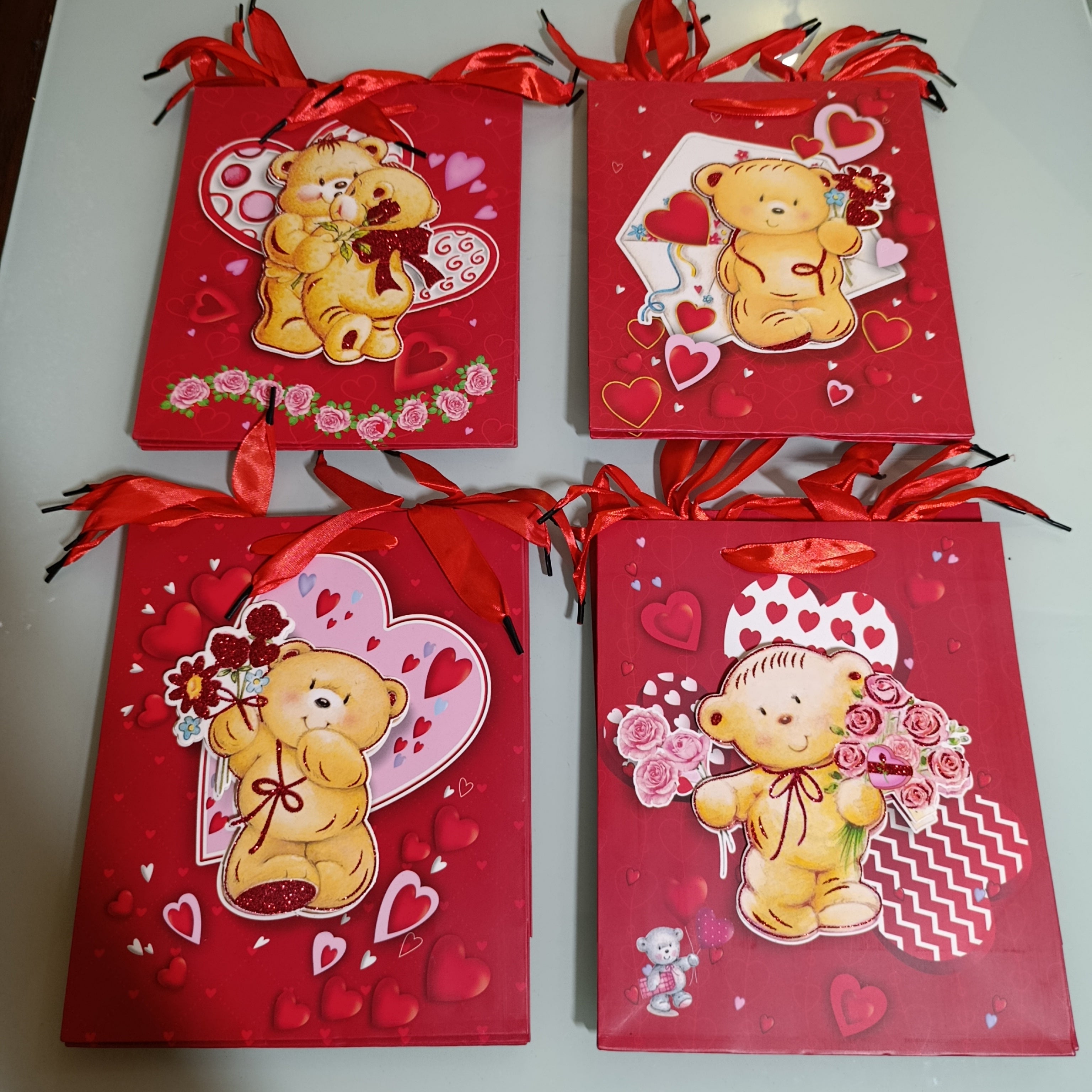 BOLSA REGALO 24X20 CM 3D CHICA AMOR SURTIDA EN DISEÑOS Y COLORES POR MAYOREO