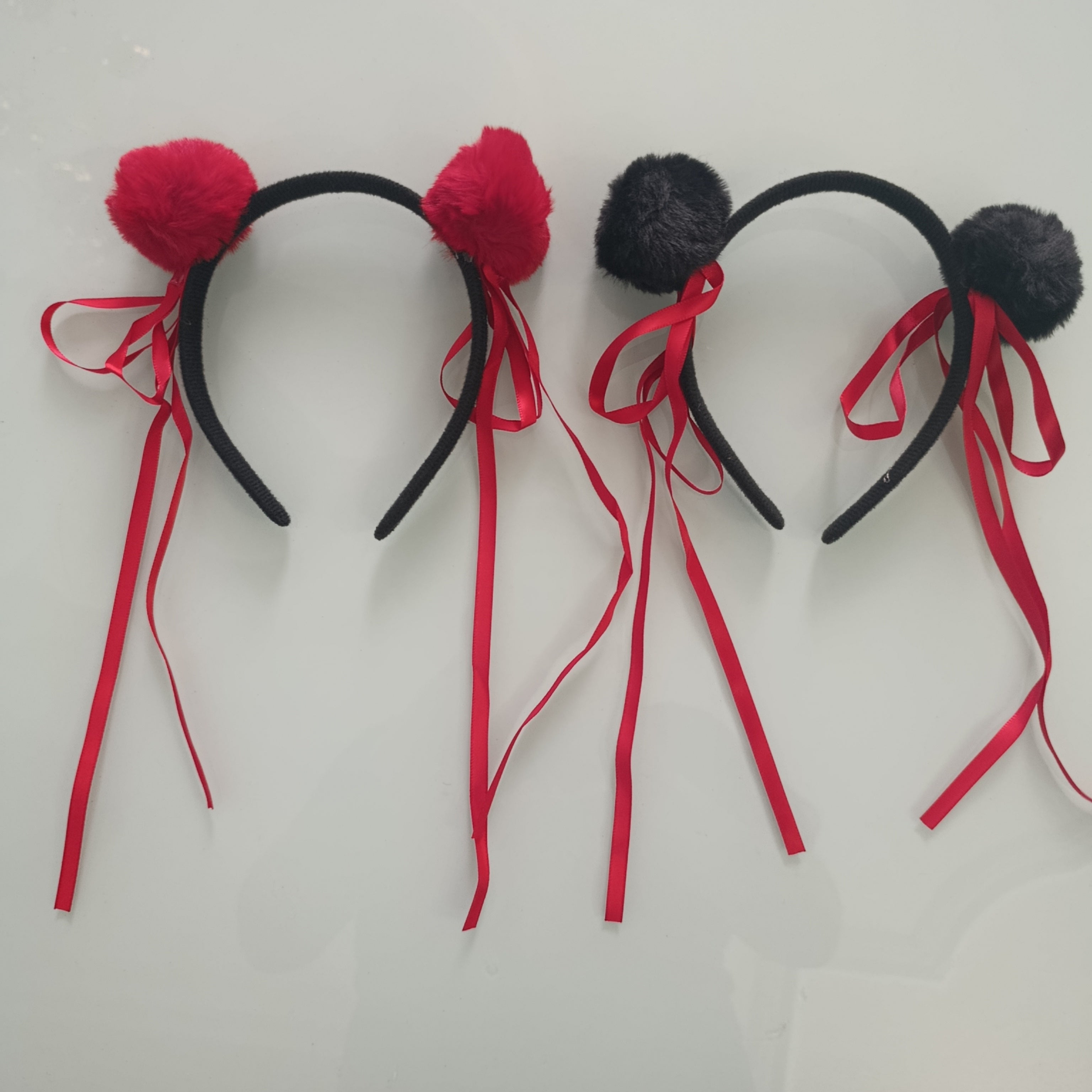 DIADEMA CON POMPONES Y LISTONES EN NEGRO Y ROJO SURTIDAS POR MAYOREO