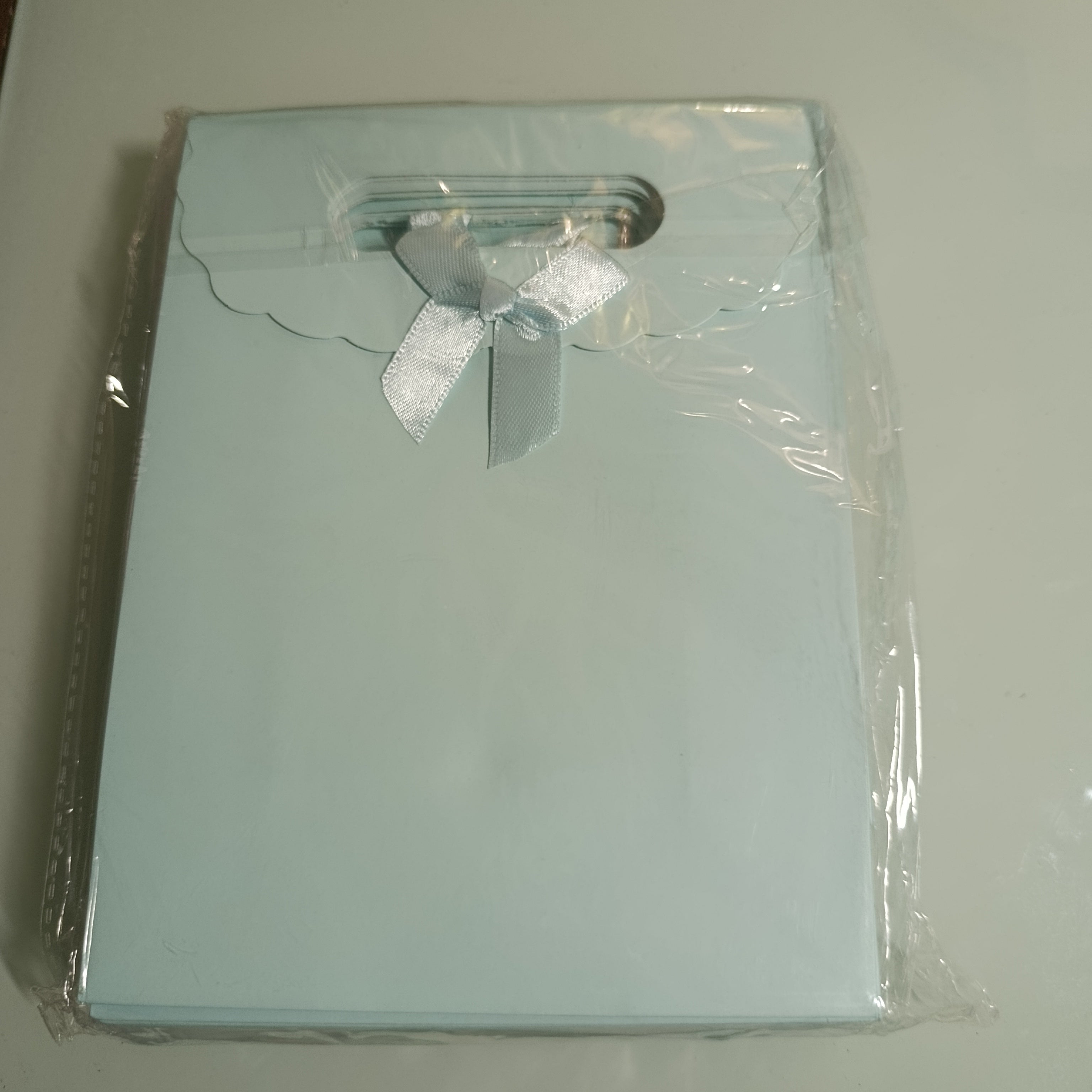 BOLSA REGALO ASA TROQUELADA 21X16 CM SURTIDA EN COLORES Y DISEÑOS POR MAYOREO