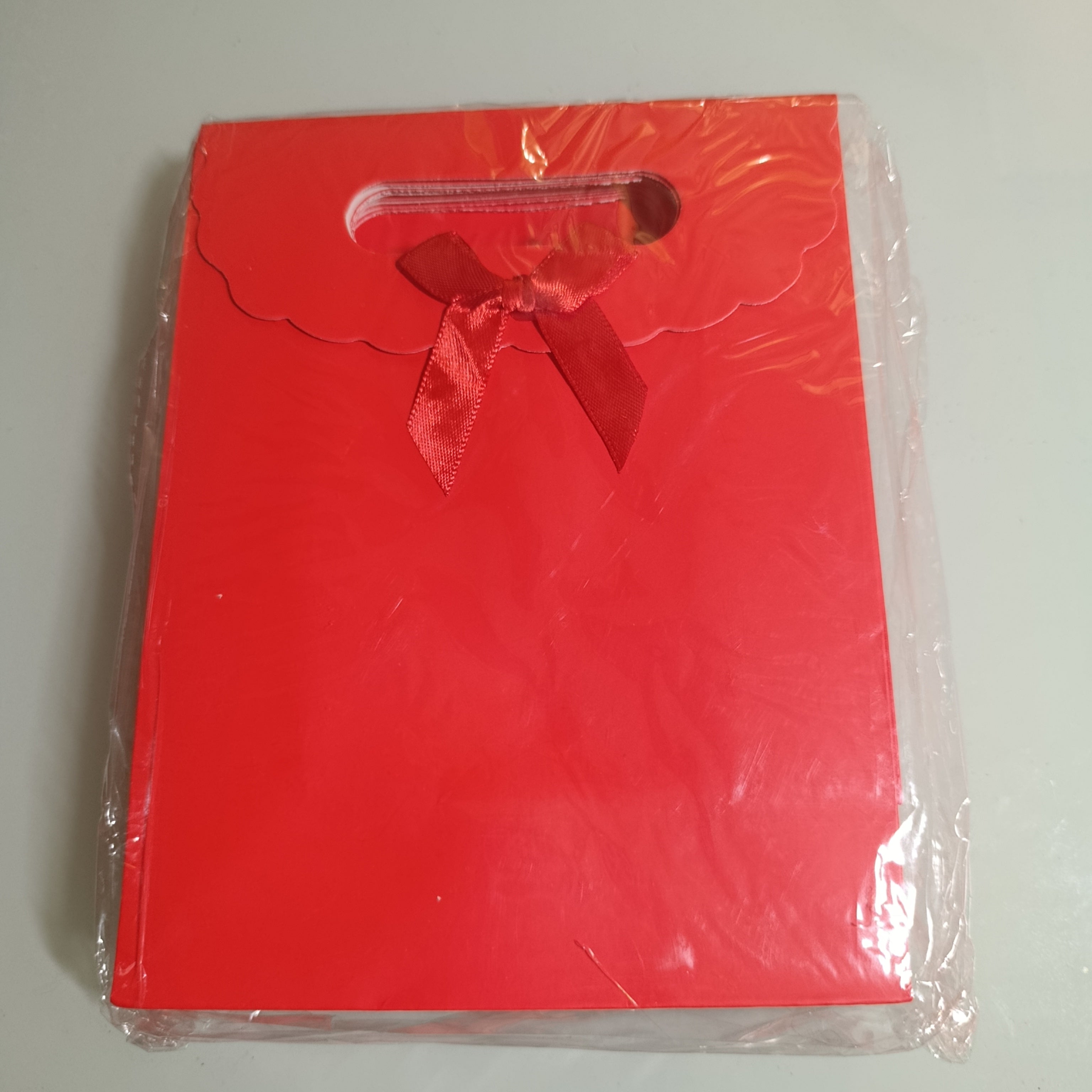BOLSA REGALO ASA TROQUELADA 21X16 CM SURTIDA EN COLORES Y DISEÑOS POR MAYOREO