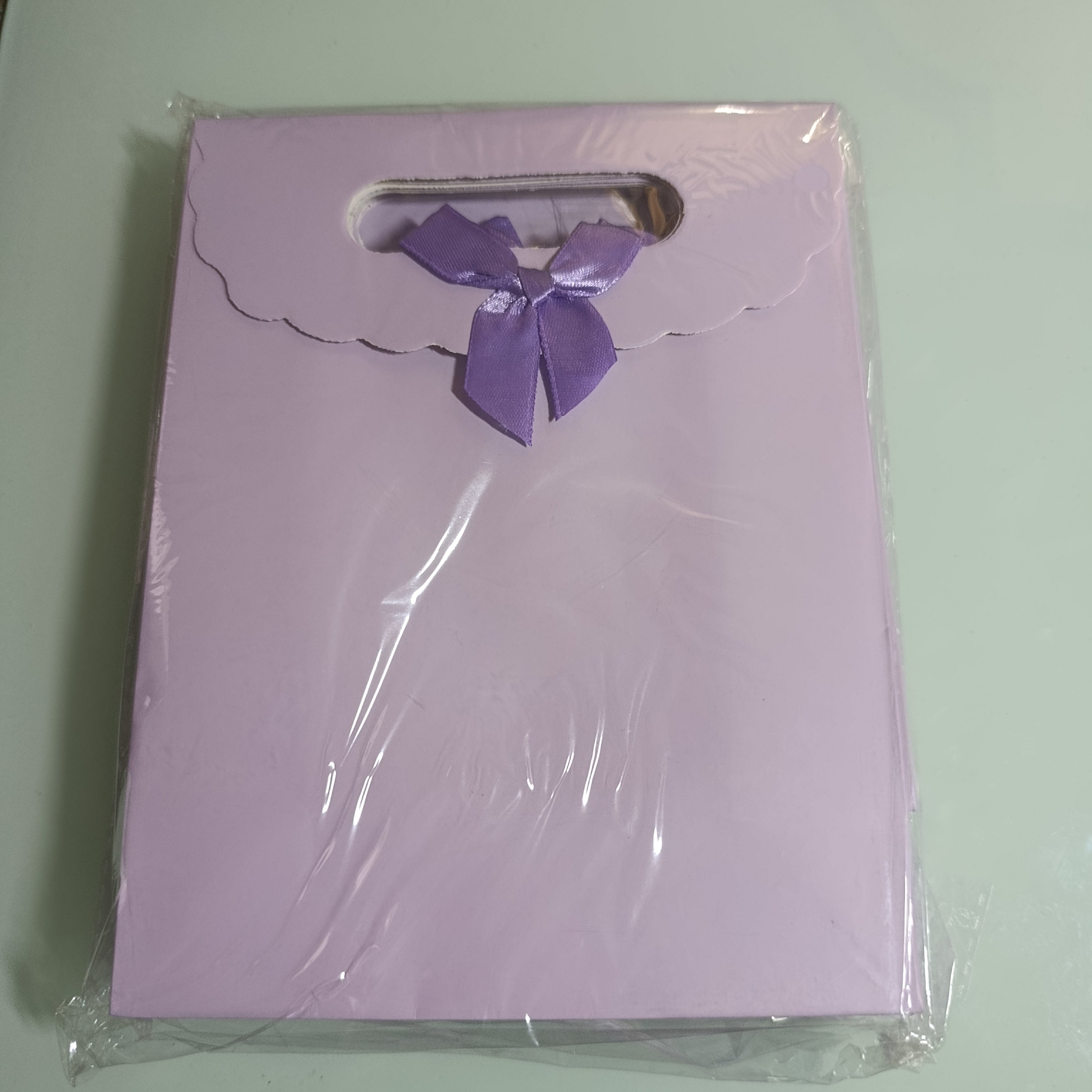 BOLSA REGALO ASA TROQUELADA 21X16 CM SURTIDA EN COLORES Y DISEÑOS POR MAYOREO