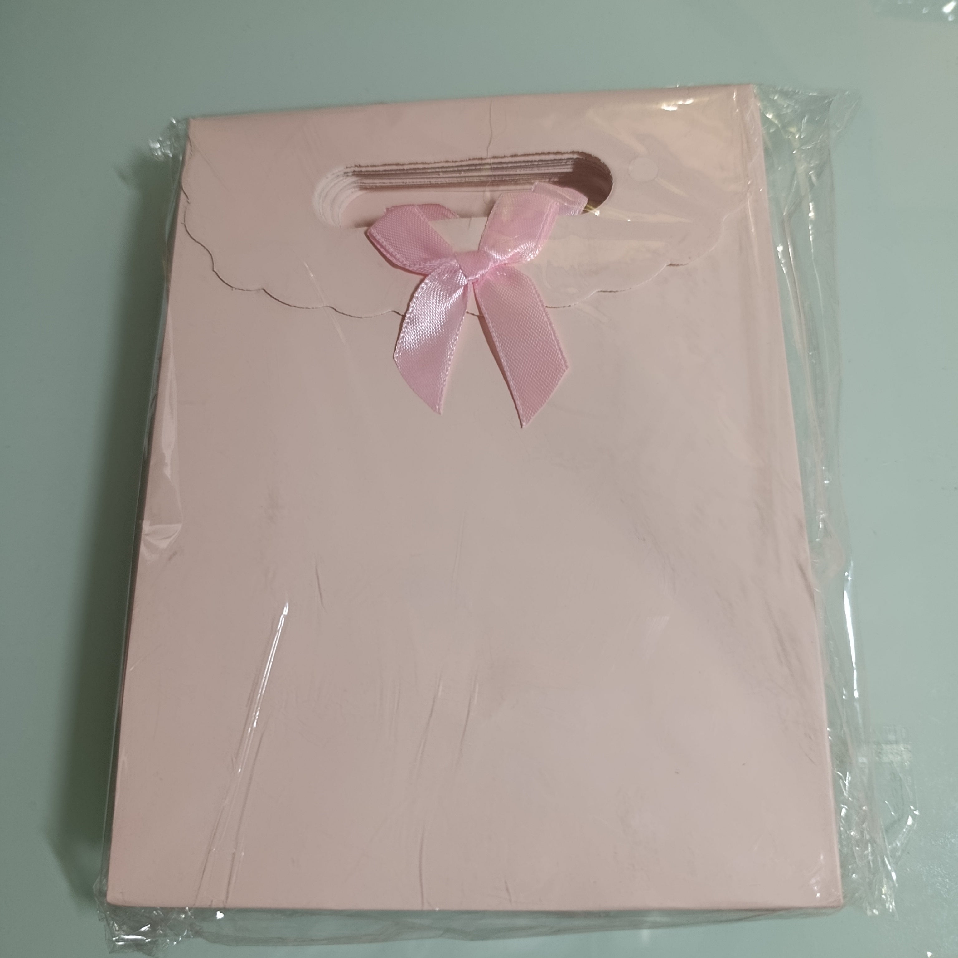 BOLSA REGALO ASA TROQUELADA 21X16 CM SURTIDA EN COLORES Y DISEÑOS POR MAYOREO