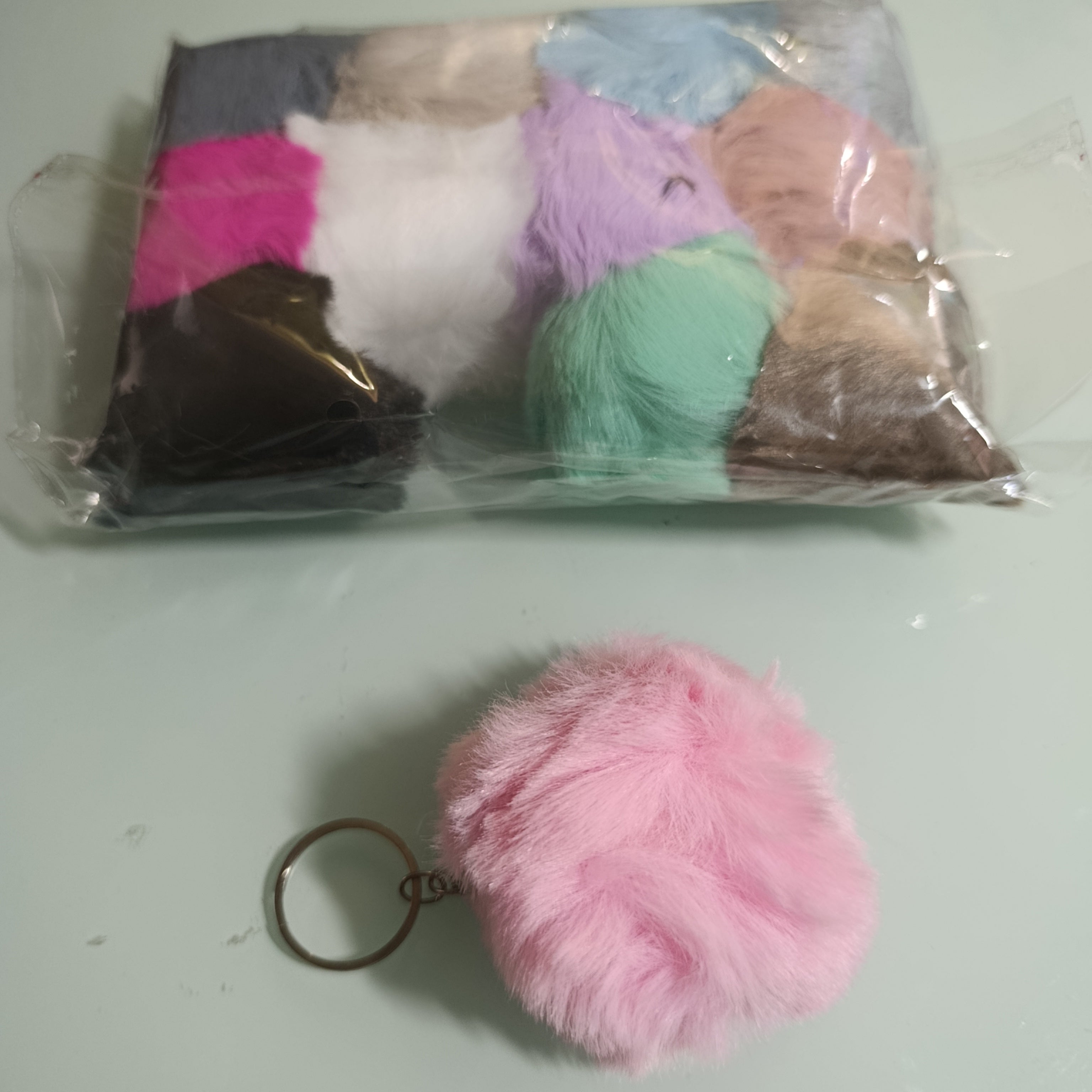 LLAVERO POMPON 8 CM SURTIDO EN COLORES POR MAYOREO