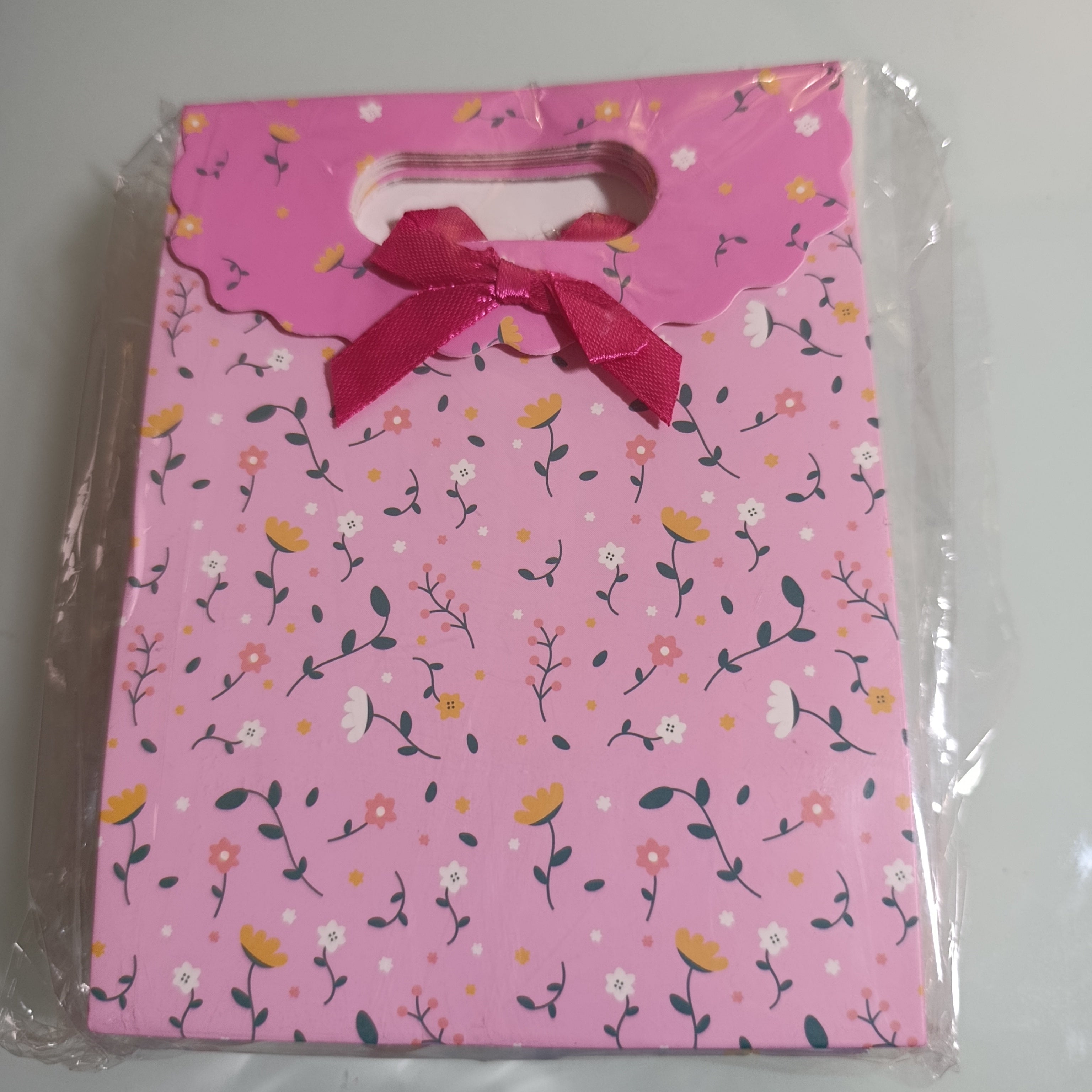BOLSA DE REGALO CON ASA TROQUELADA Y MOÑO 18X12 CM SURTISA EN COLORES Y DISEÑOS POR MAYOREO
