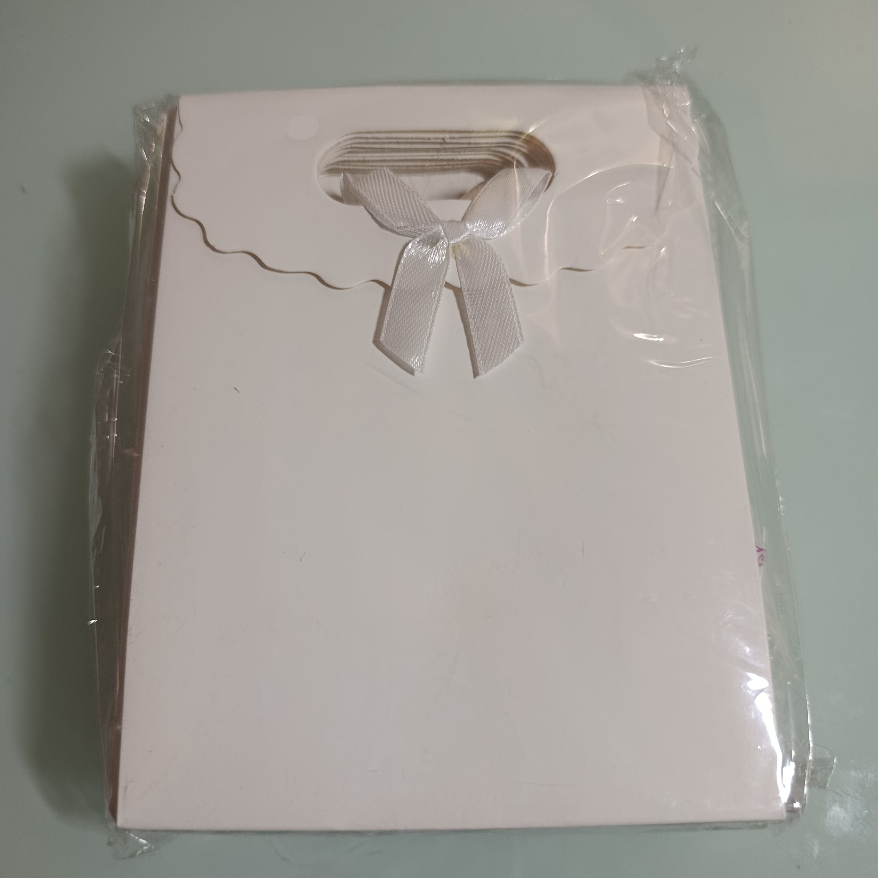 BOLSA DE REGALO CON ASA TROQUELADA Y MOÑO 18X12 CM SURTISA EN COLORES Y DISEÑOS POR MAYOREO