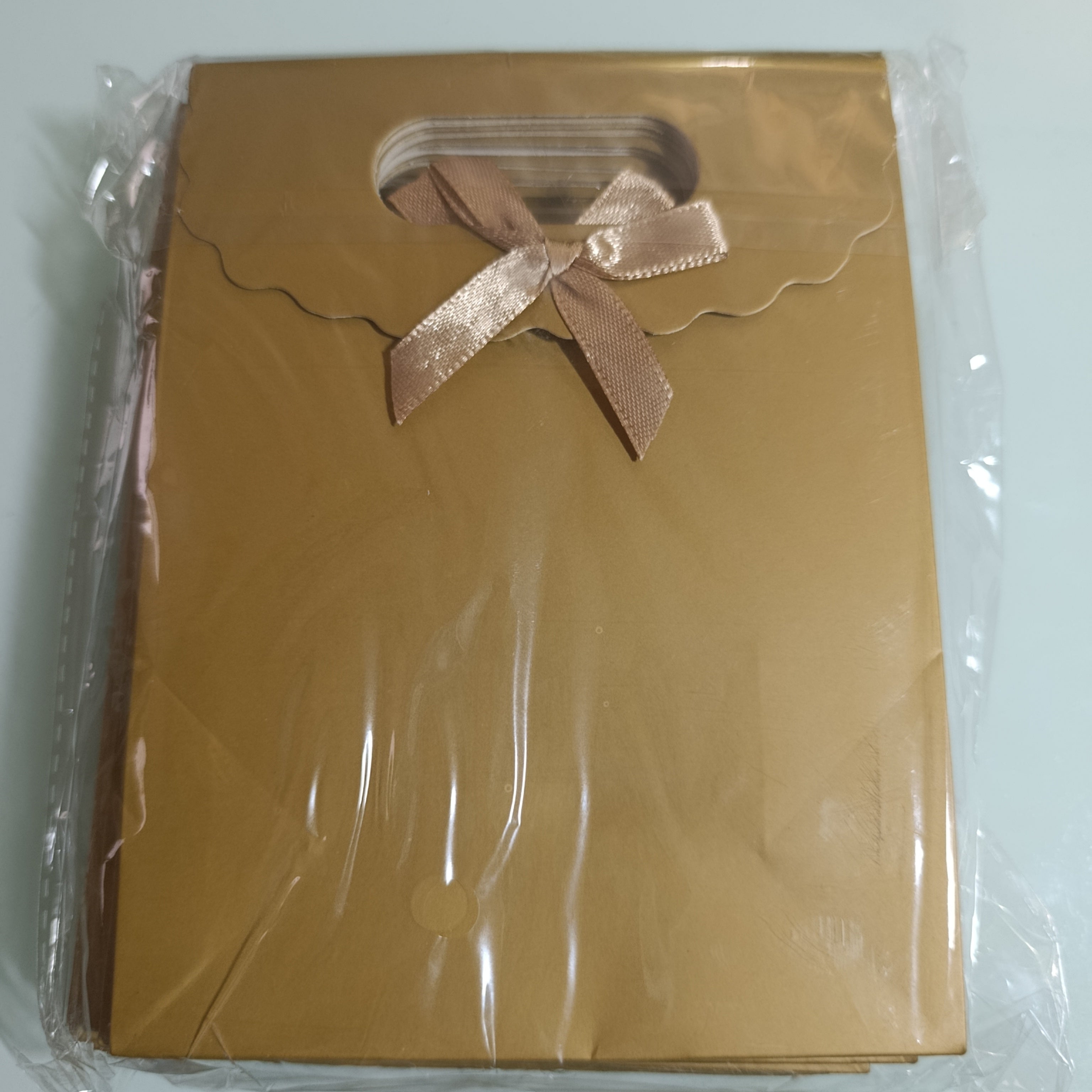 BOLSA DE REGALO CON ASA TROQUELADA Y MOÑO 18X12 CM SURTISA EN COLORES Y DISEÑOS POR MAYOREO