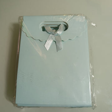 BOLSA DE REGALO CON ASA TROQUELADA Y MOÑO 18X12 CM SURTISA EN COLORES Y DISEÑOS POR MAYOREO