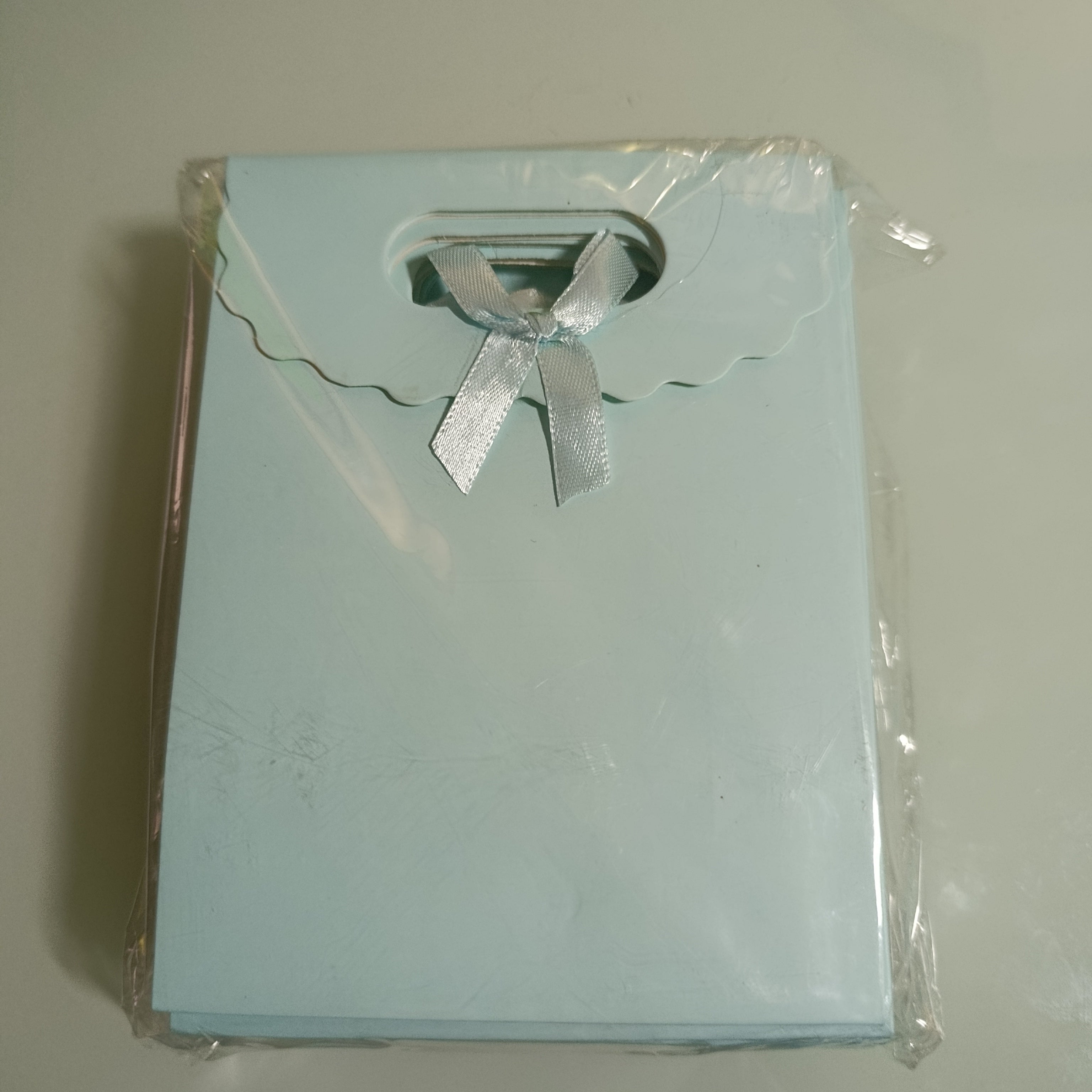 BOLSA DE REGALO CON ASA TROQUELADA Y MOÑO 18X12 CM SURTISA EN COLORES Y DISEÑOS POR MAYOREO