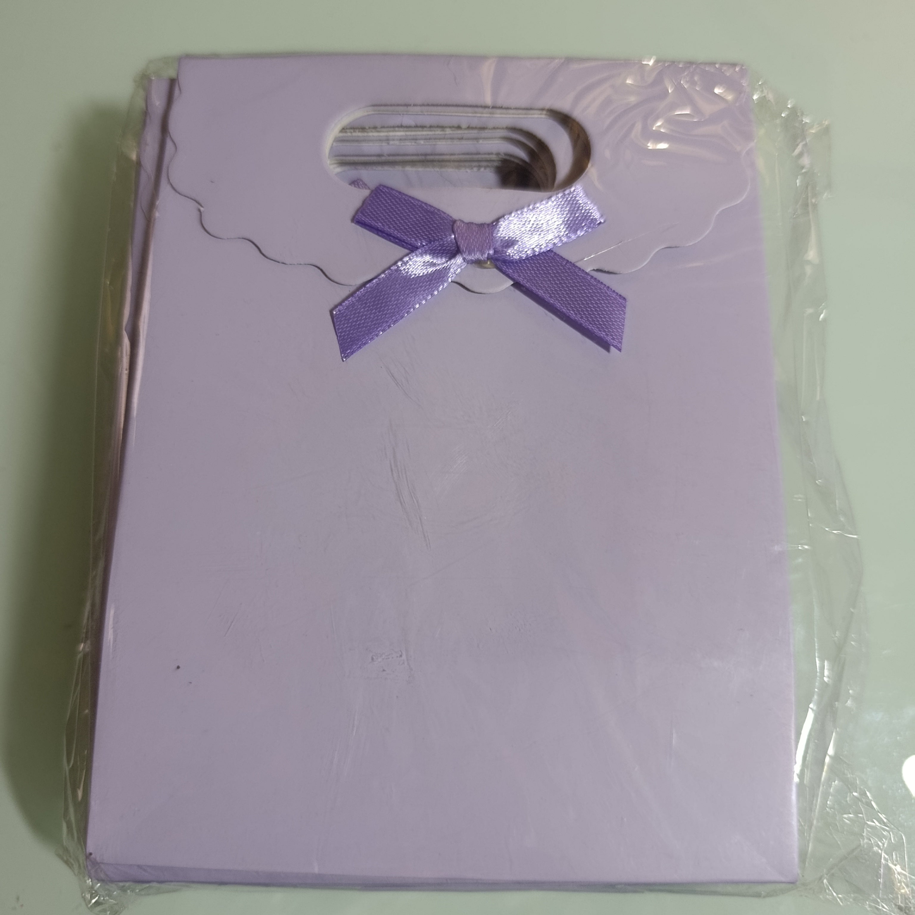BOLSA DE REGALO CON ASA TROQUELADA Y MOÑO 18X12 CM SURTISA EN COLORES Y DISEÑOS POR MAYOREO