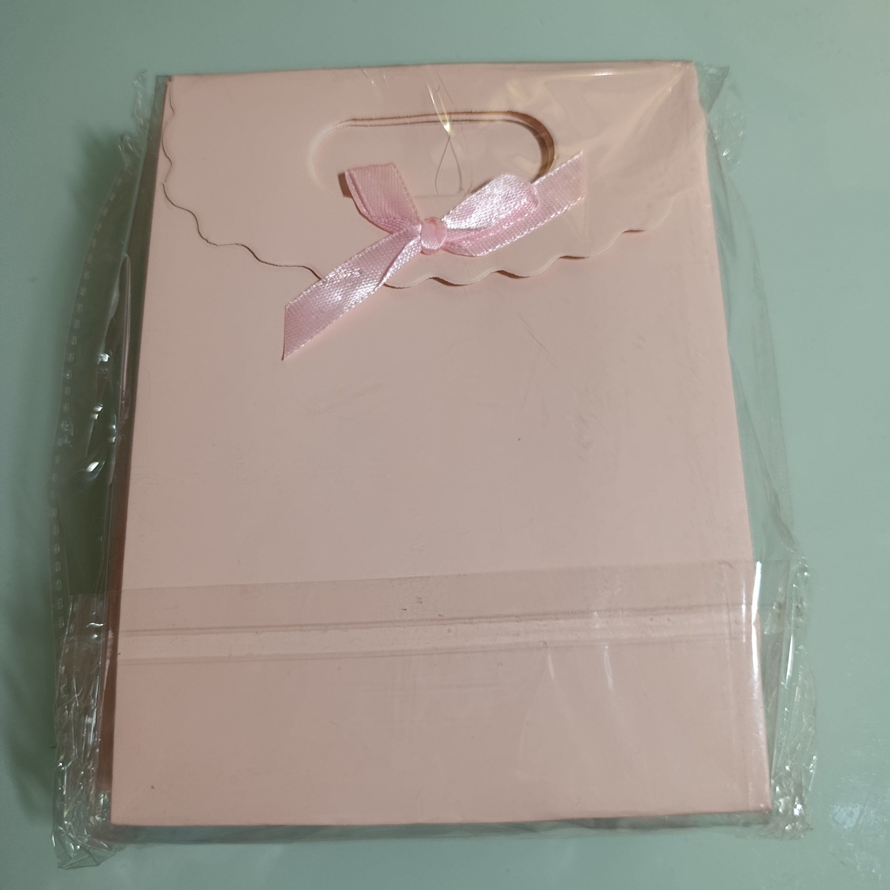 BOLSA DE REGALO CON ASA TROQUELADA Y MOÑO 18X12 CM SURTISA EN COLORES Y DISEÑOS POR MAYOREO