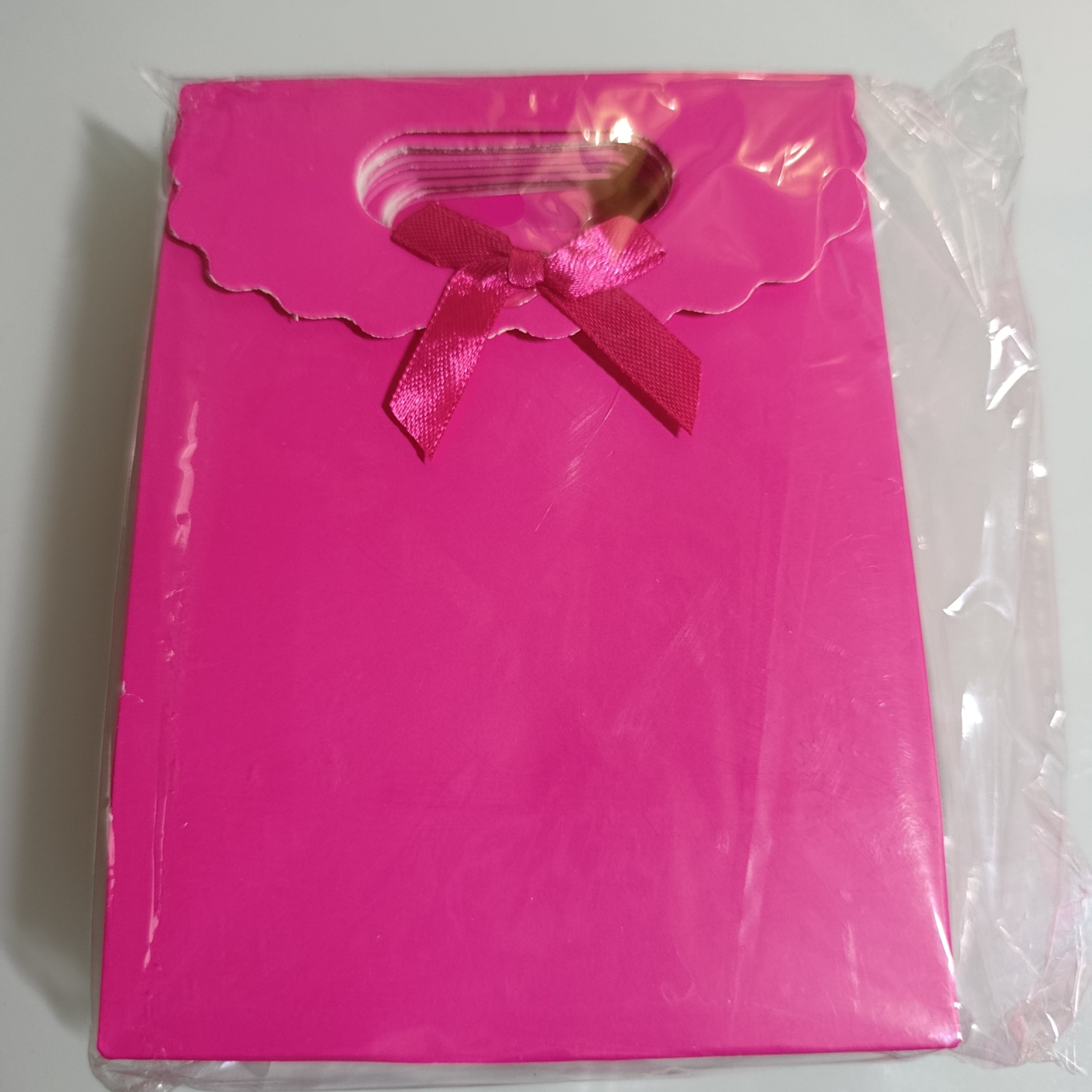 BOLSA DE REGALO CON ASA TROQUELADA Y MOÑO 18X12 CM SURTISA EN COLORES Y DISEÑOS POR MAYOREO