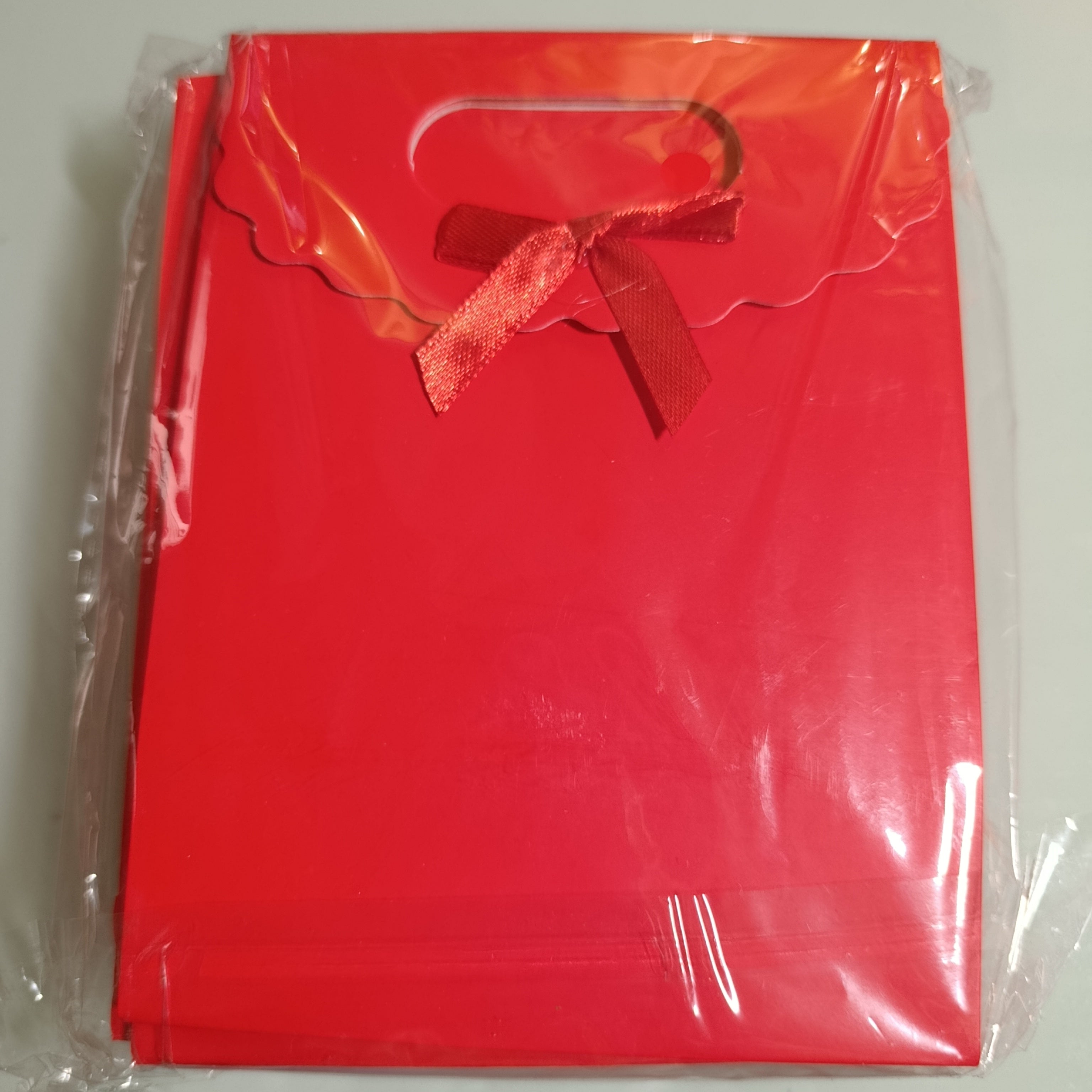 BOLSA DE REGALO CON ASA TROQUELADA Y MOÑO 18X12 CM SURTISA EN COLORES Y DISEÑOS POR MAYOREO