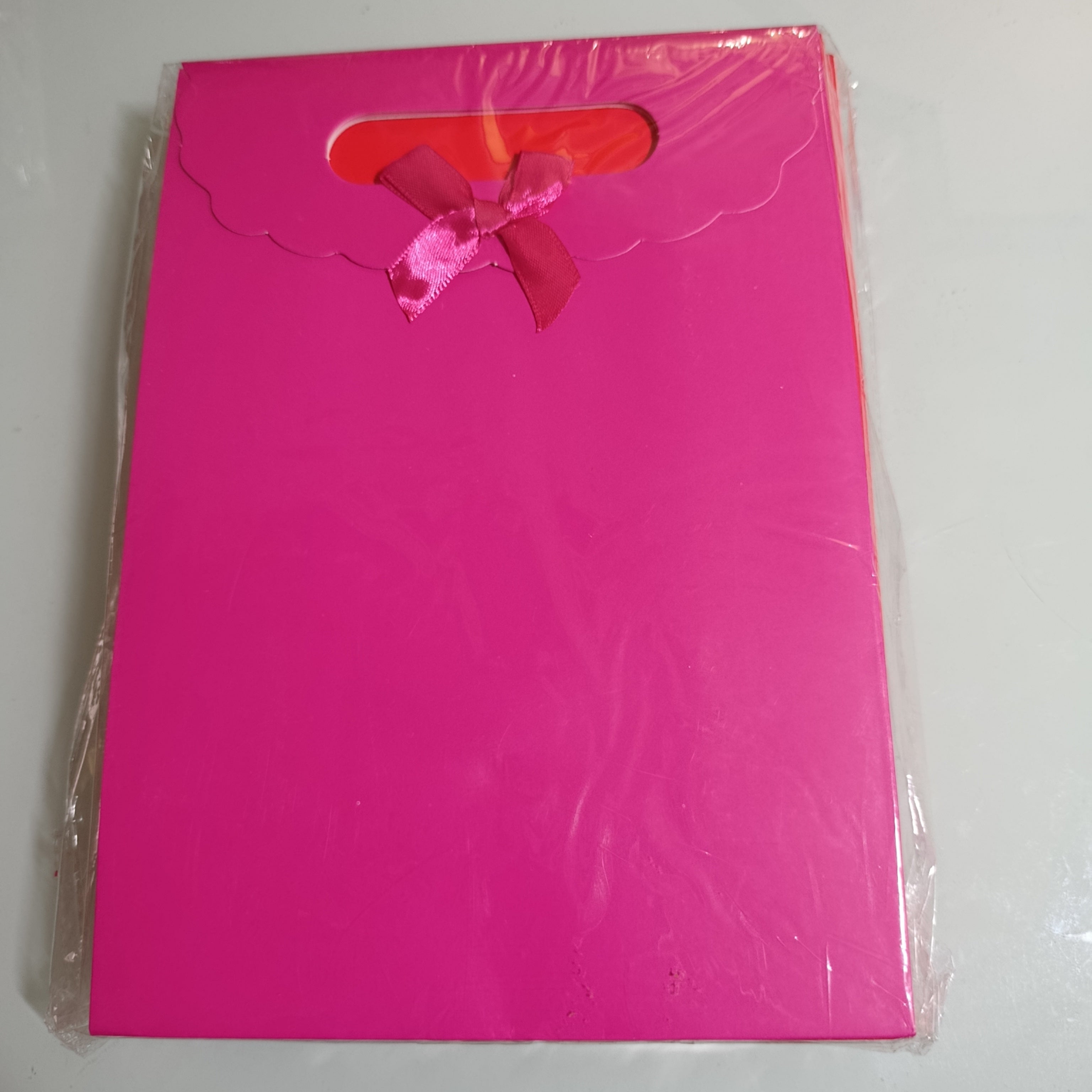 Bolsa de Regalo con Asa Troquelada 27x19 cm Surtida en Colores y Diseños POR MAYOREO