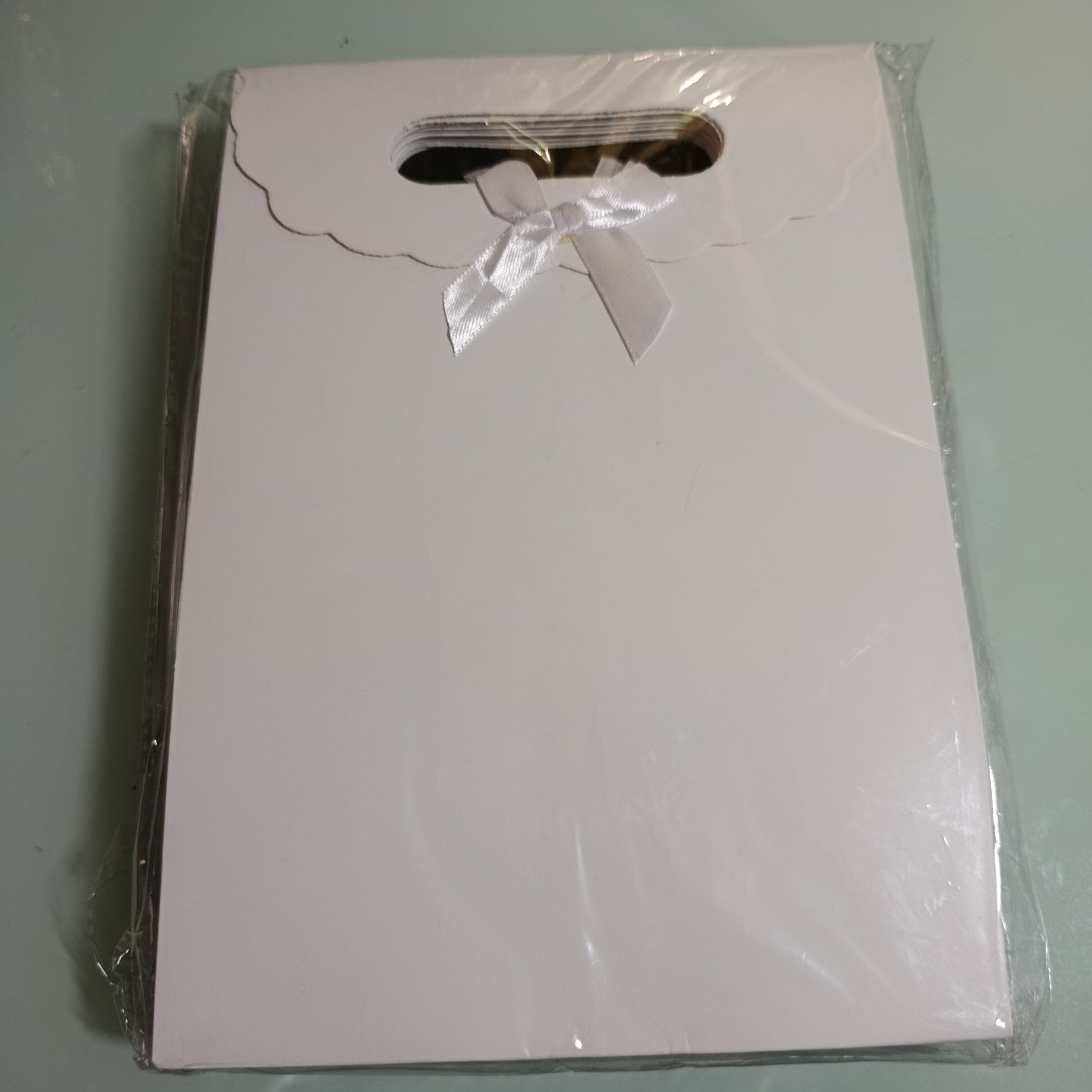 Bolsa de Regalo con Asa Troquelada 27x19 cm Surtida en Colores y Diseños POR MAYOREO