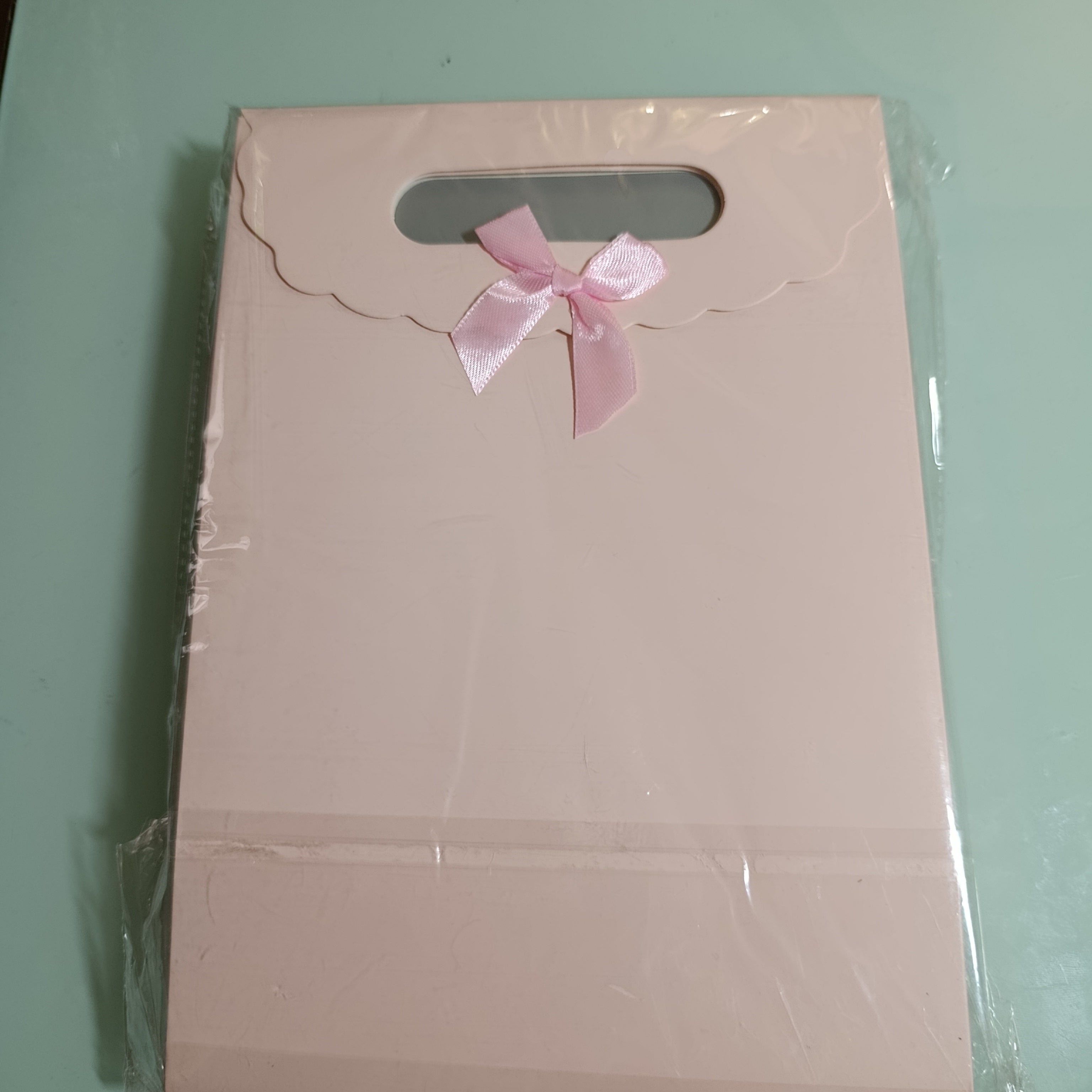 Bolsa de Regalo con Asa Troquelada 27x19 cm Surtida en Colores y Diseños POR MAYOREO