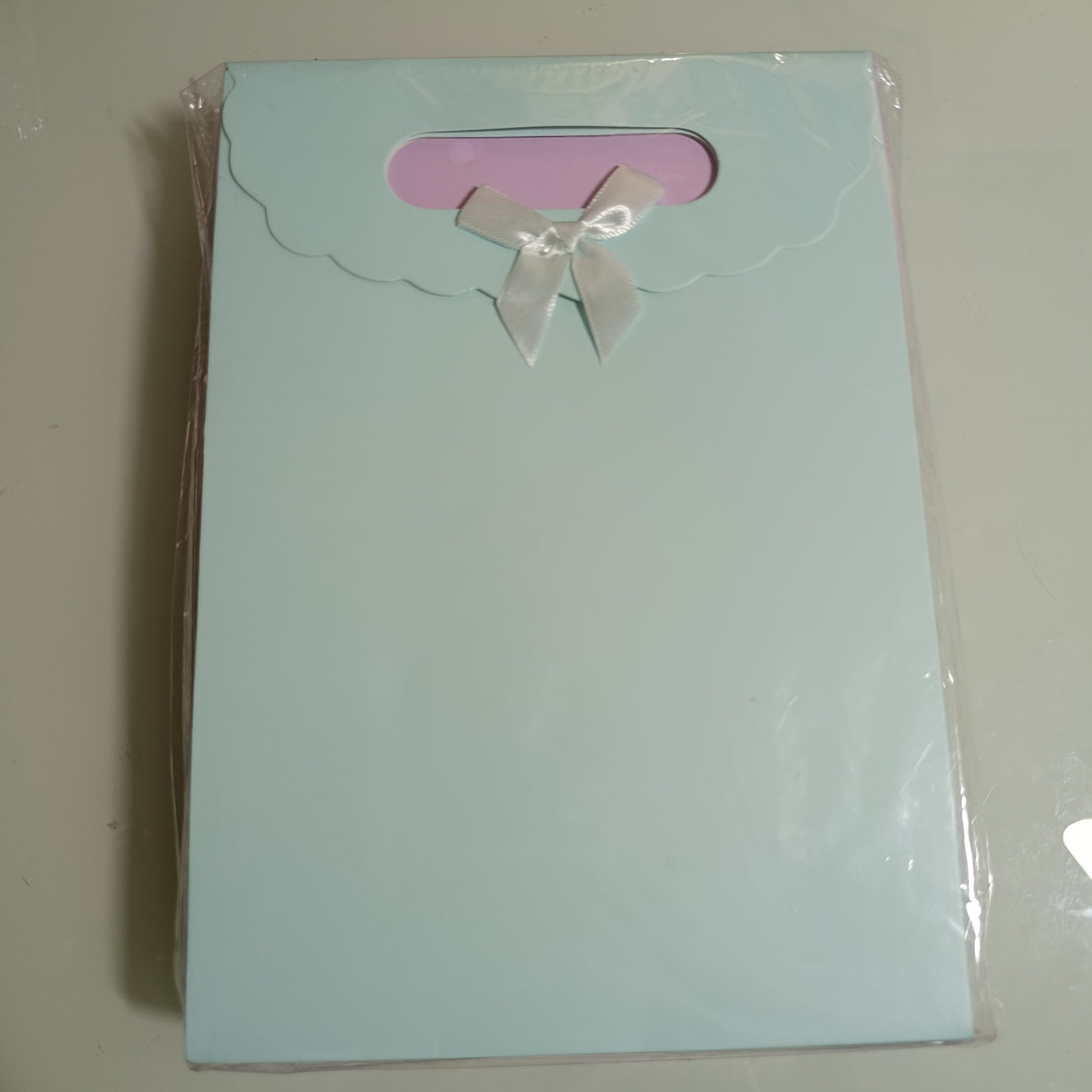 Bolsa de Regalo con Asa Troquelada 27x19 cm Surtida en Colores y Diseños POR MAYOREO