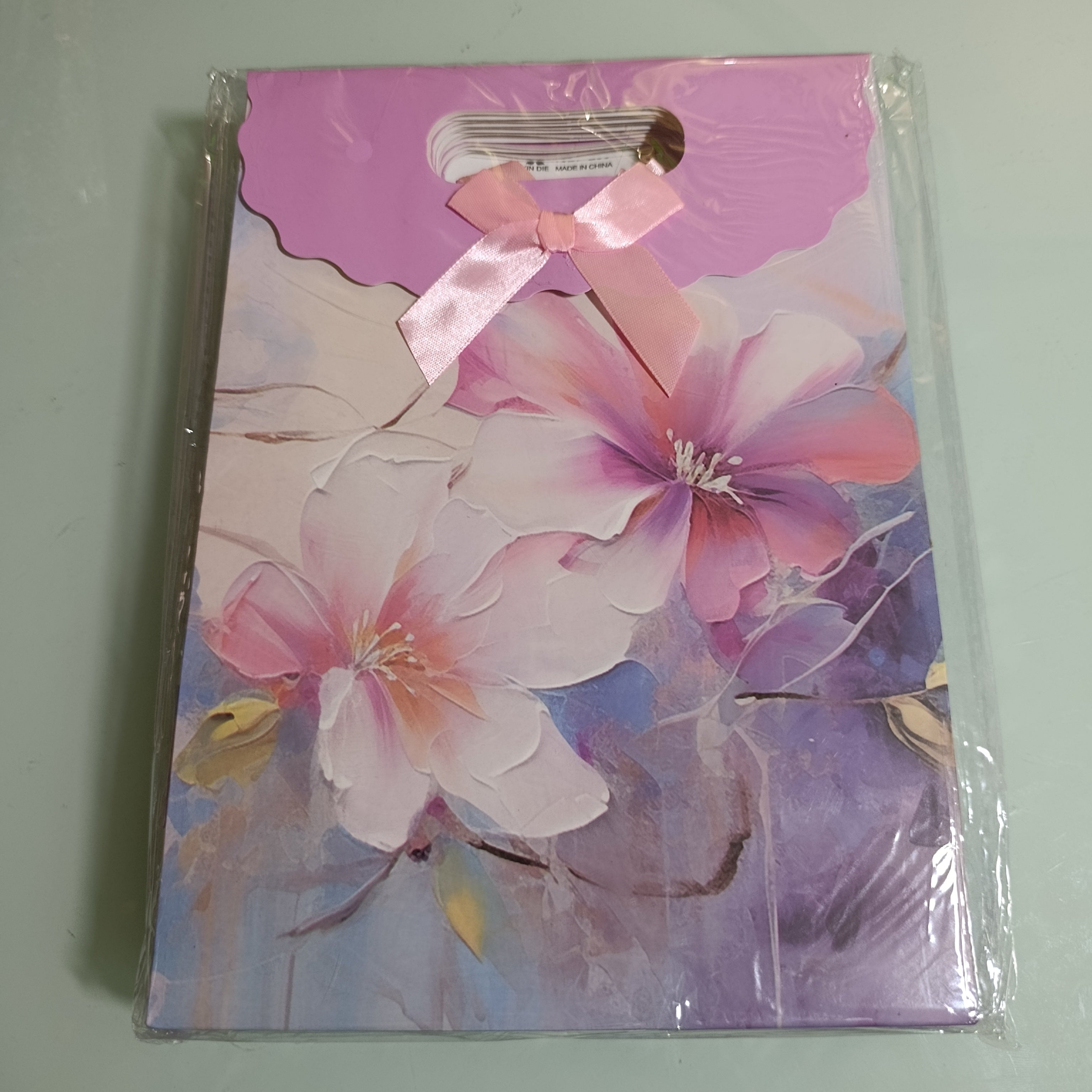 Bolsa de Regalo con Asa Troquelada 27x19 cm Surtida en Colores y Diseños POR MAYOREO