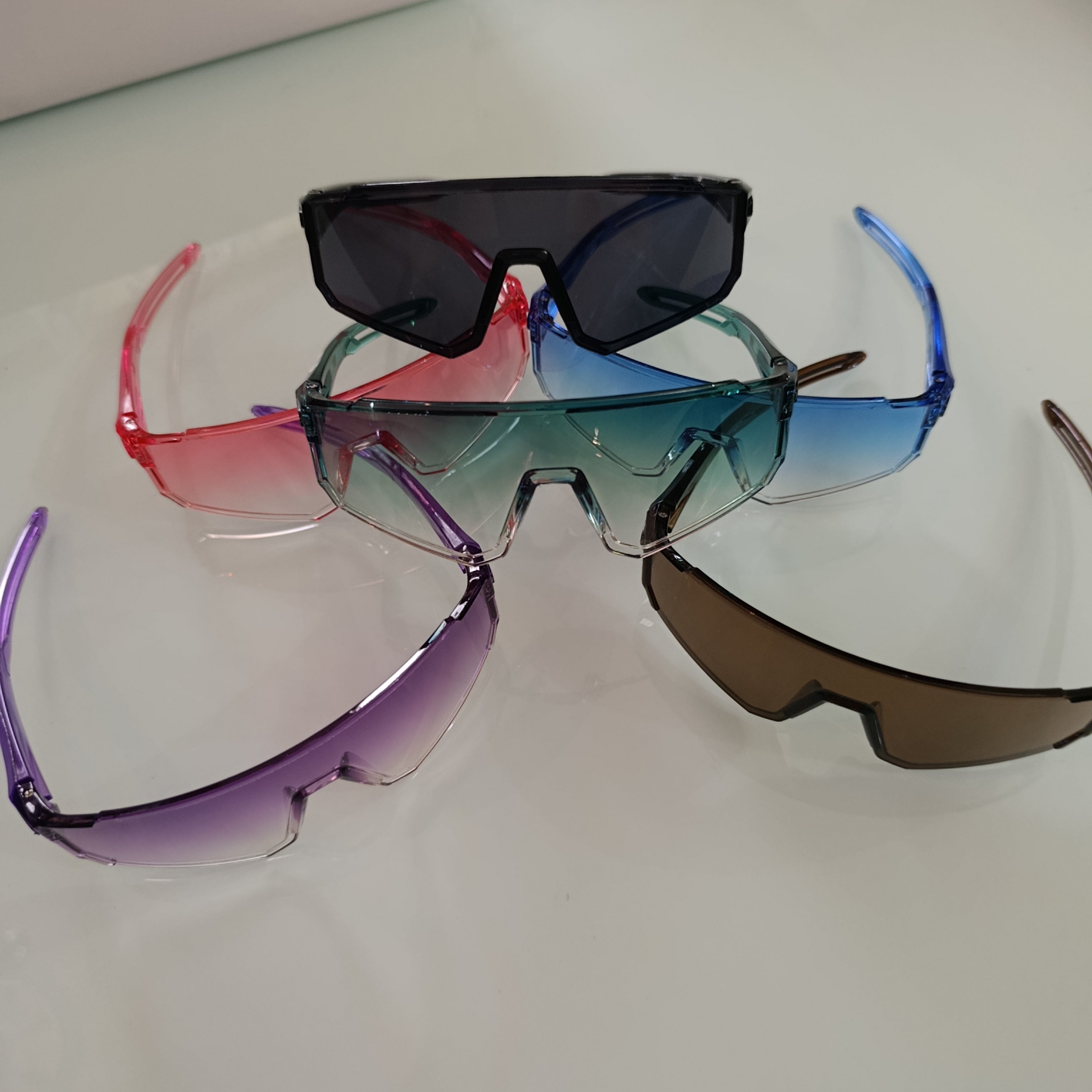 LENTES DE SOL MODERNOS EN COLORES SURTIDOS Y EN BOLSITA INDIVIDUAL POR MAYOREO