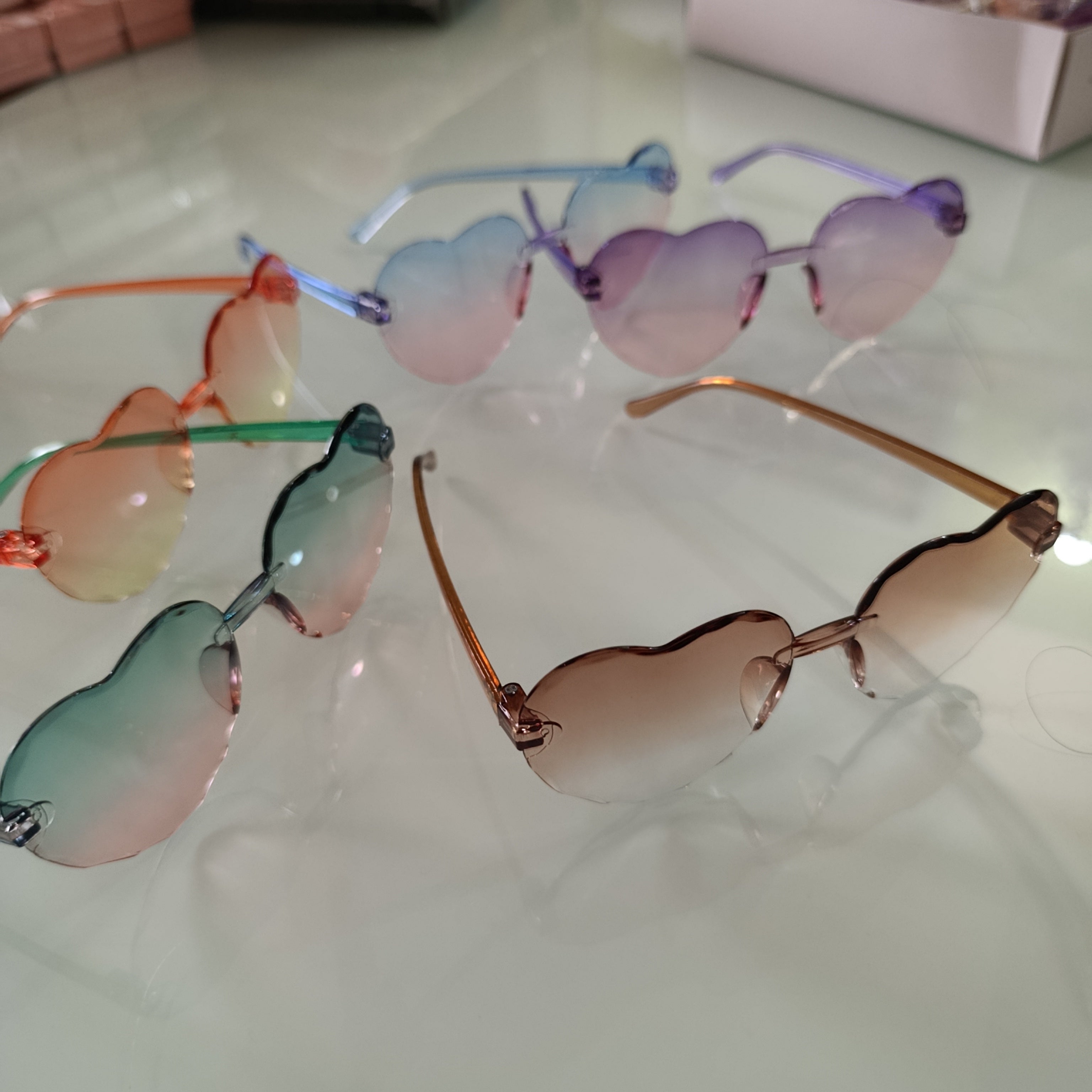 LENTES DE SOL EN FORMA DE CORAZON SURTIDO EN COLORES POR MAYOREO