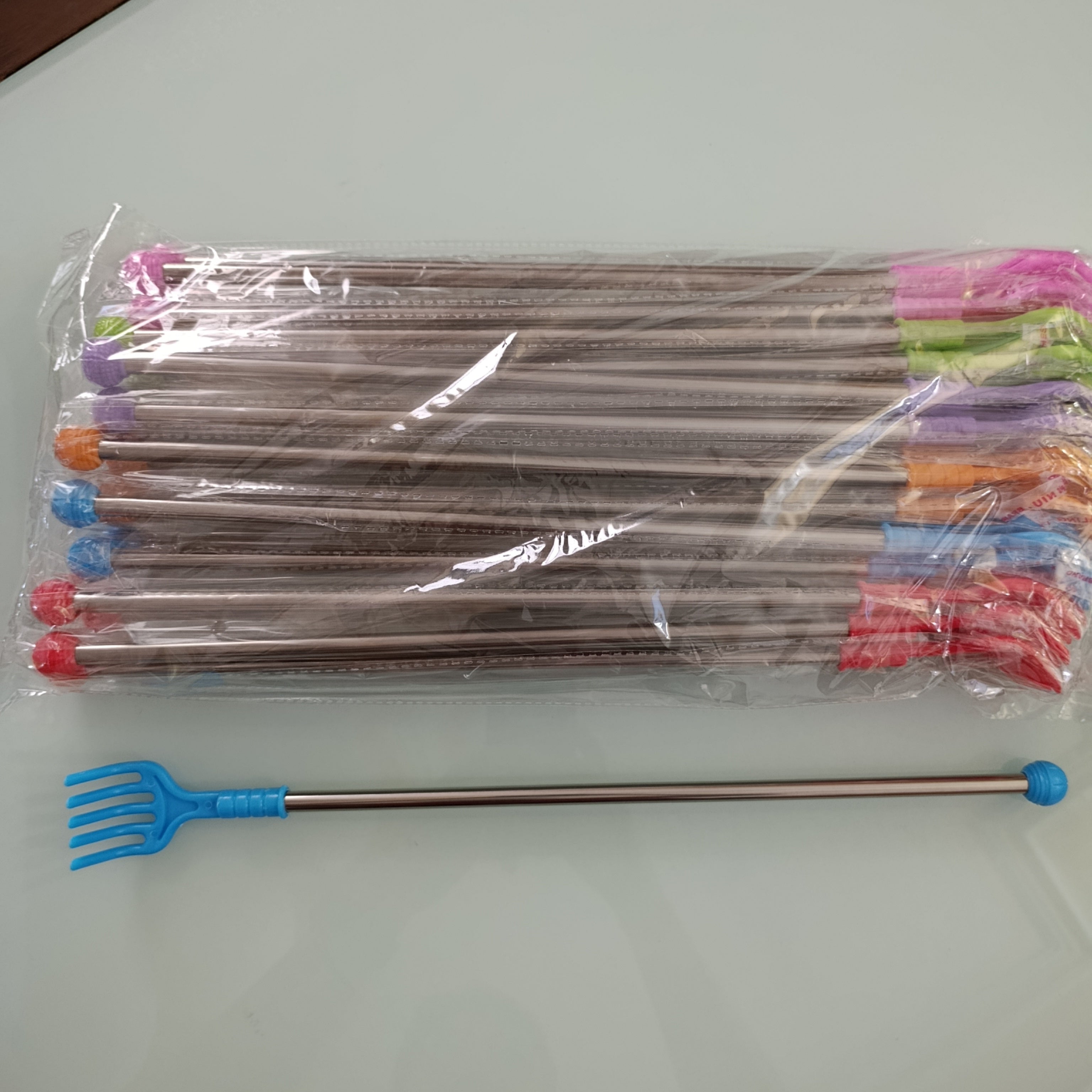 MANITA RASCADORA DE METAL CON PLASTICO DE 41 CM SURTIDA EN COLORES POR MAYOREO